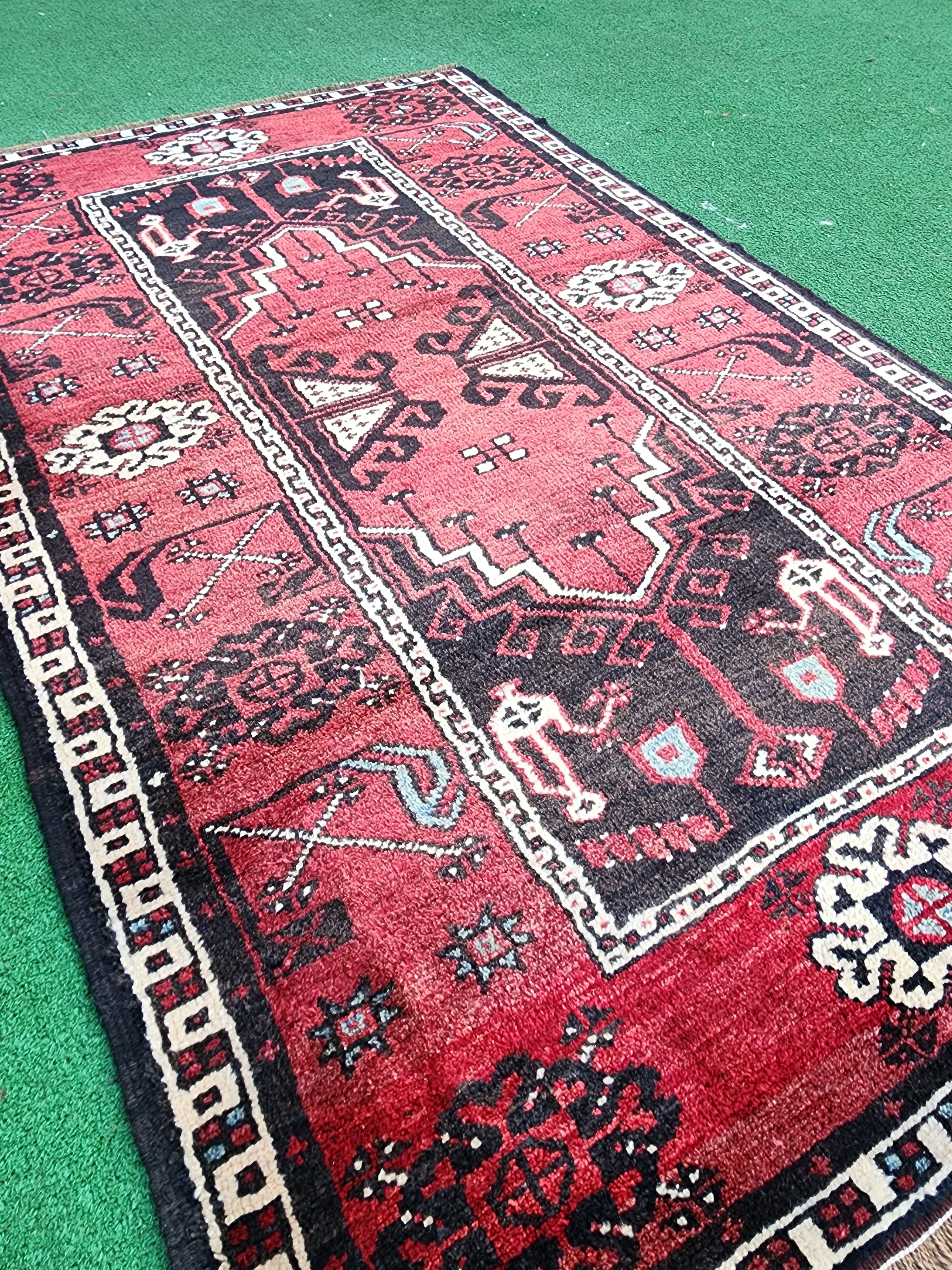 Tapis antique anatolien rouge et noir ''6'' x 3'7''