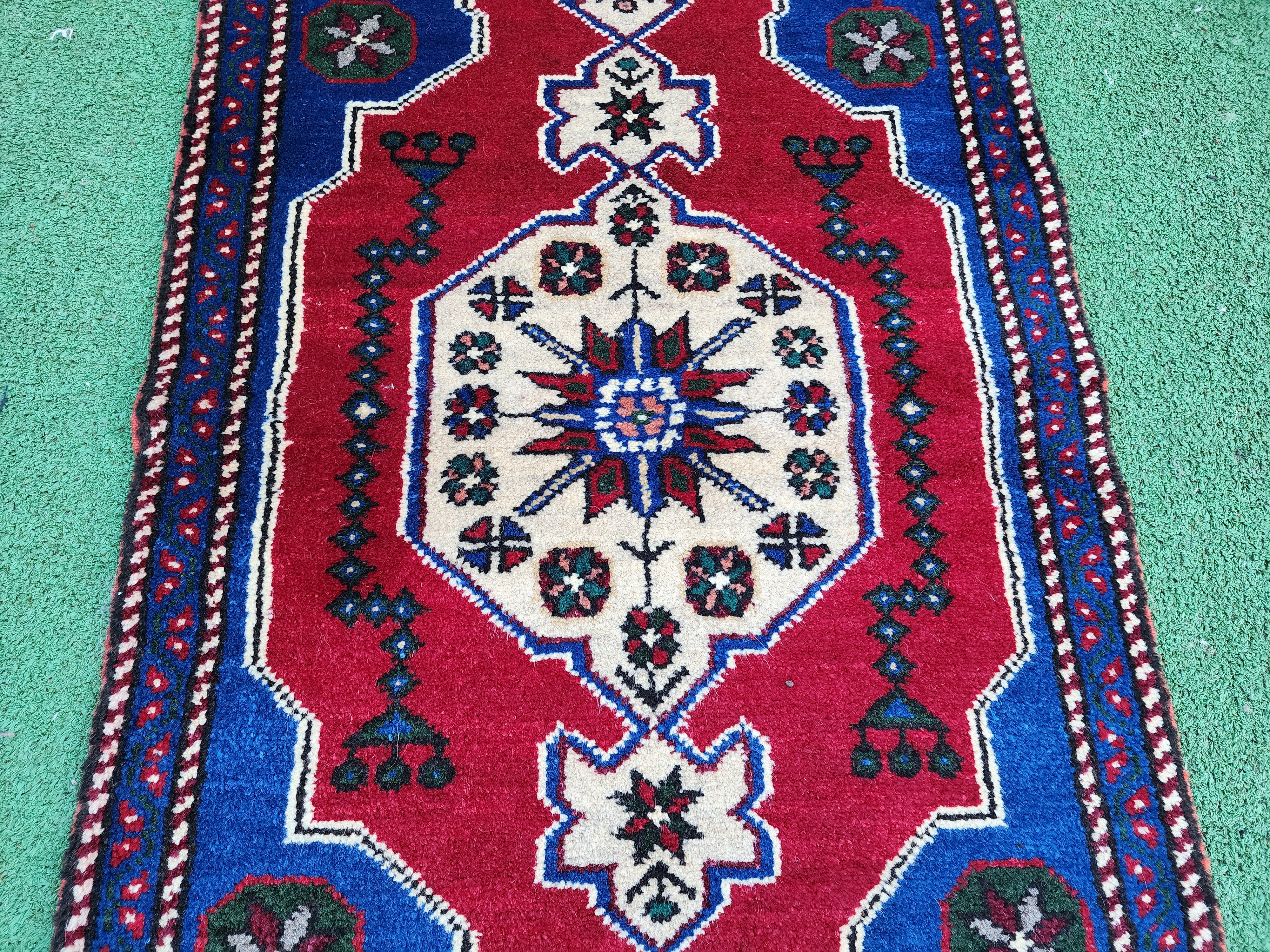 Alfombra turca pequeña, 3 pies 3 pulgadas x 1 pie 7 pulgadas, alfombra antigua roja y azul para pasillo o mesita de noche