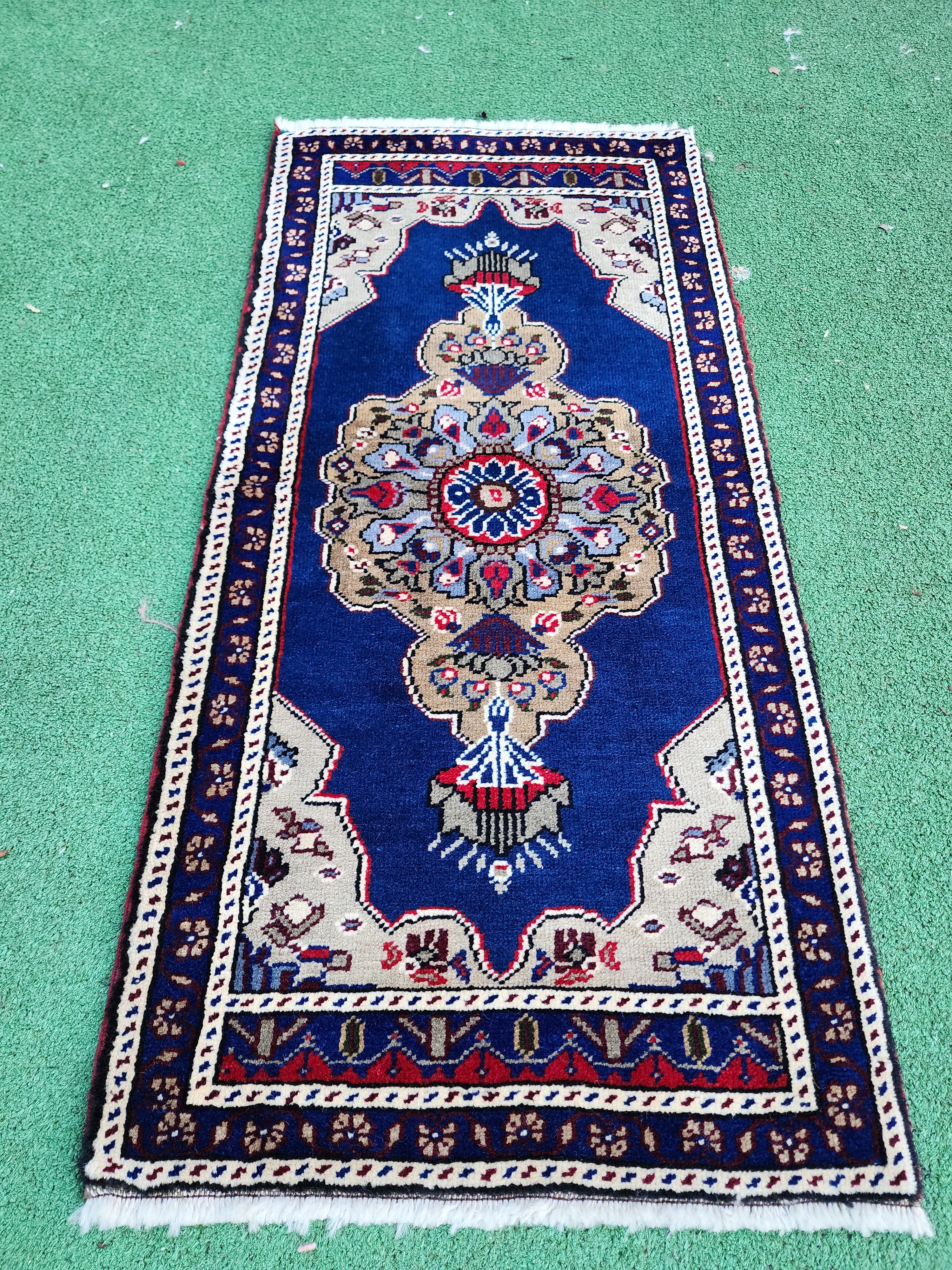 Alfombra turca pequeña vintage, 3 pies 5 pulgadas x 1 pie 7 pulgadas, alfombra de estilo antiguo desgastada y descolorida en rojo, azul y beige