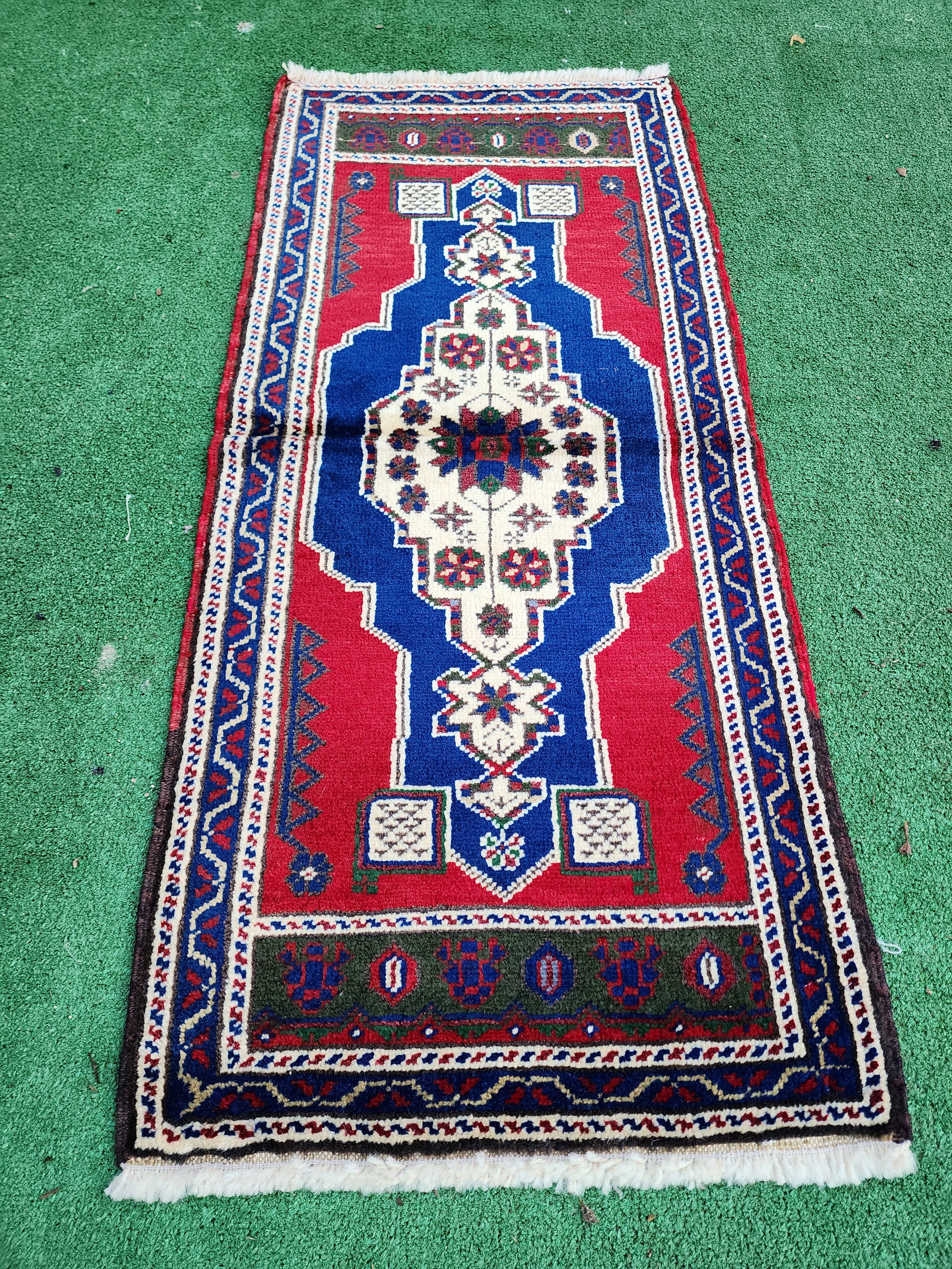 Alfombra turca pequeña vintage, 3 pies 7 pulgadas x 1 pie 7 pulgadas, alfombra de estilo antiguo desgastada, descolorida, en rojo, azul y beige
