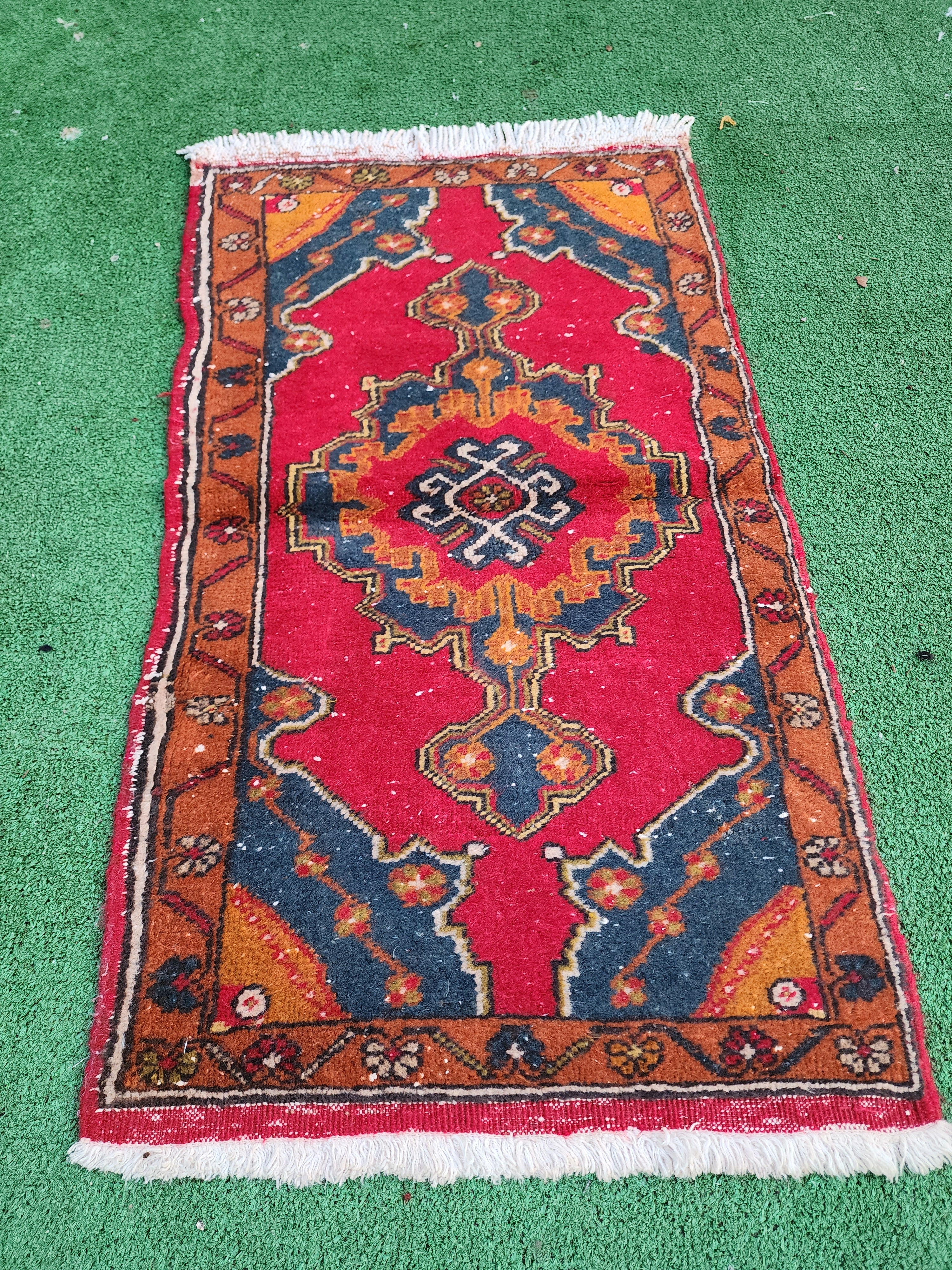 Alfombra turca roja, azul y naranja de 2'8'' x 1'6''