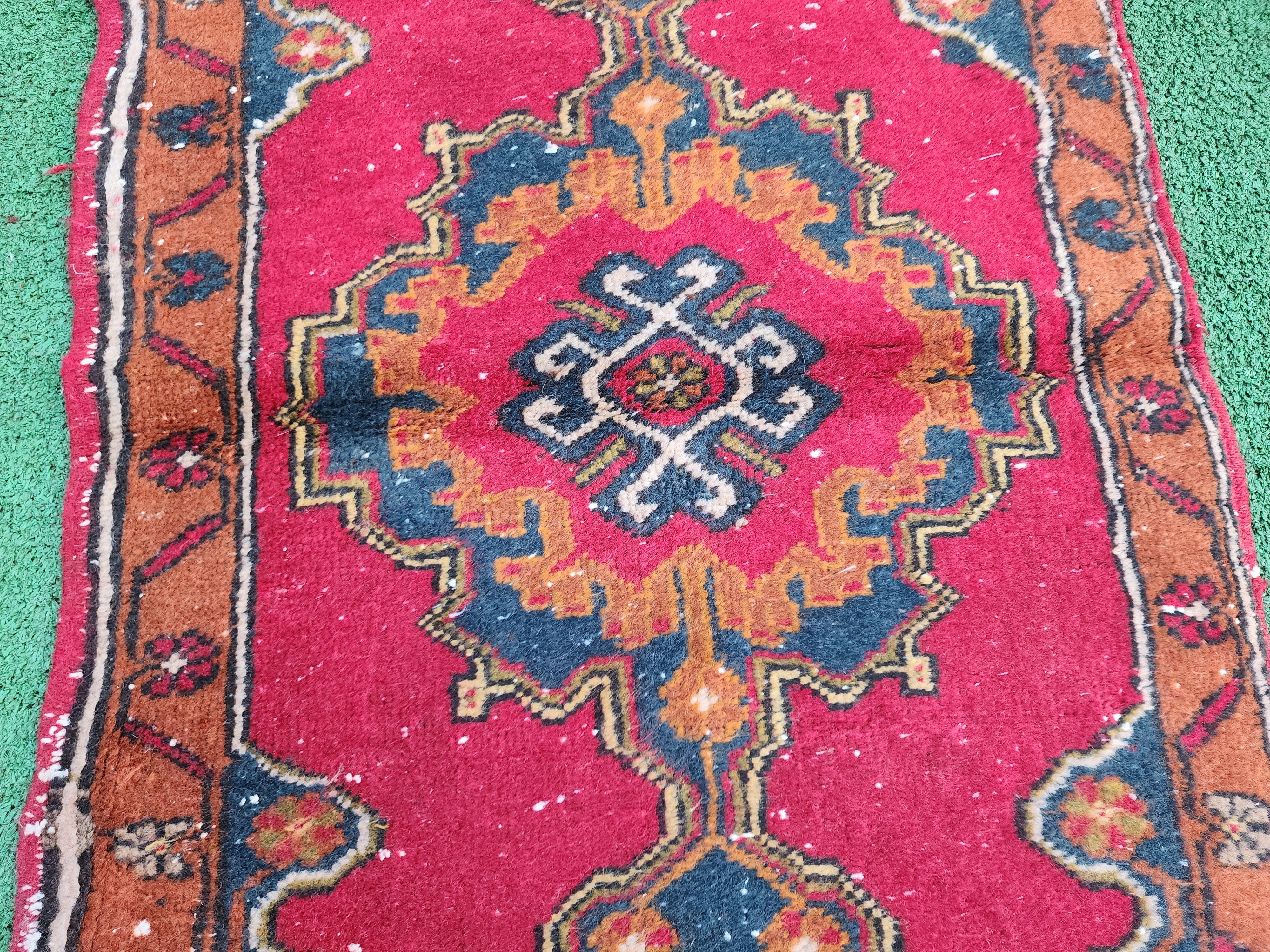 Tapis turc rouge, bleu et orange 2'8'' x 1'6''