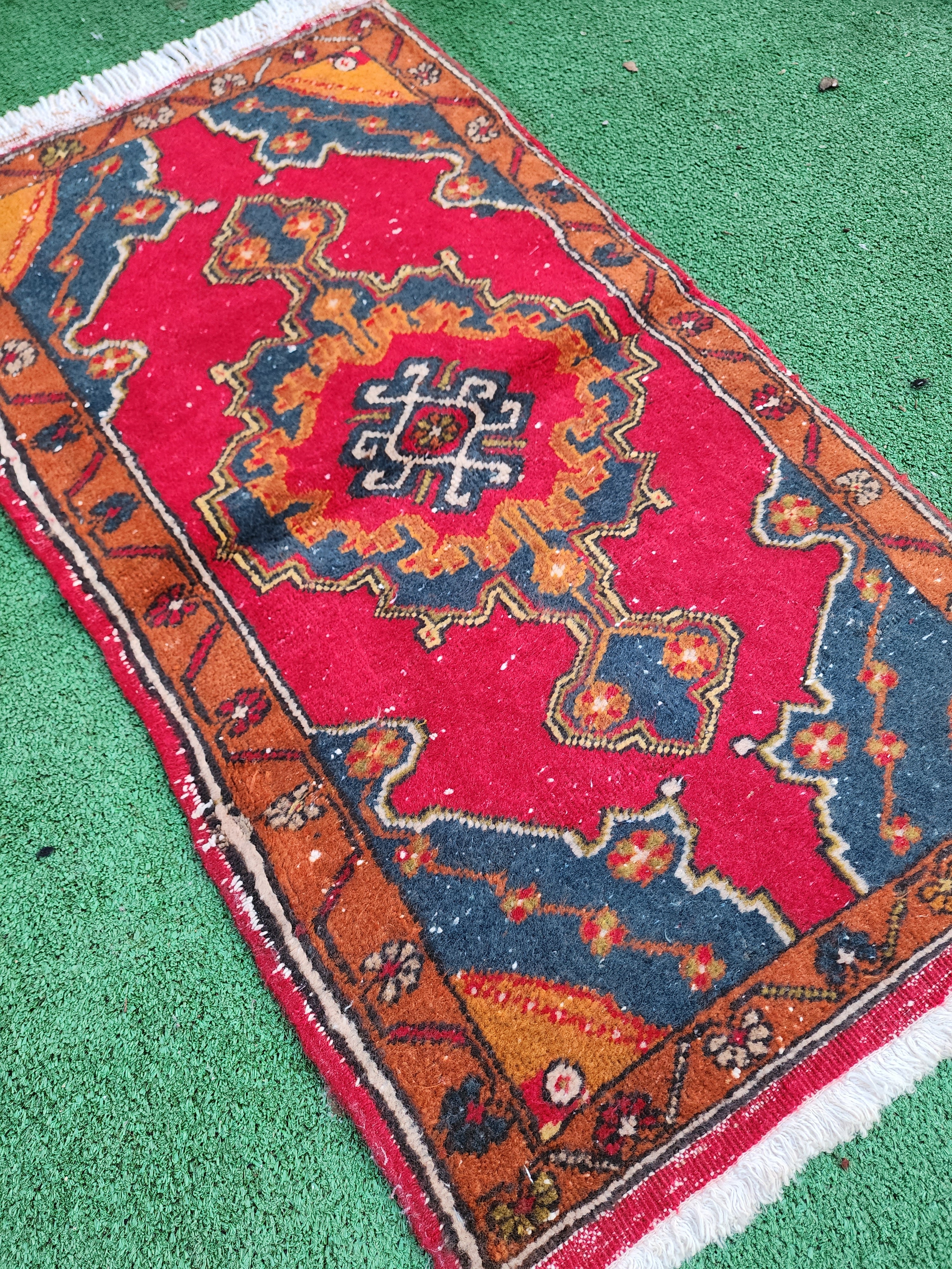 Tapis turc rouge, bleu et orange 2'8'' x 1'6''