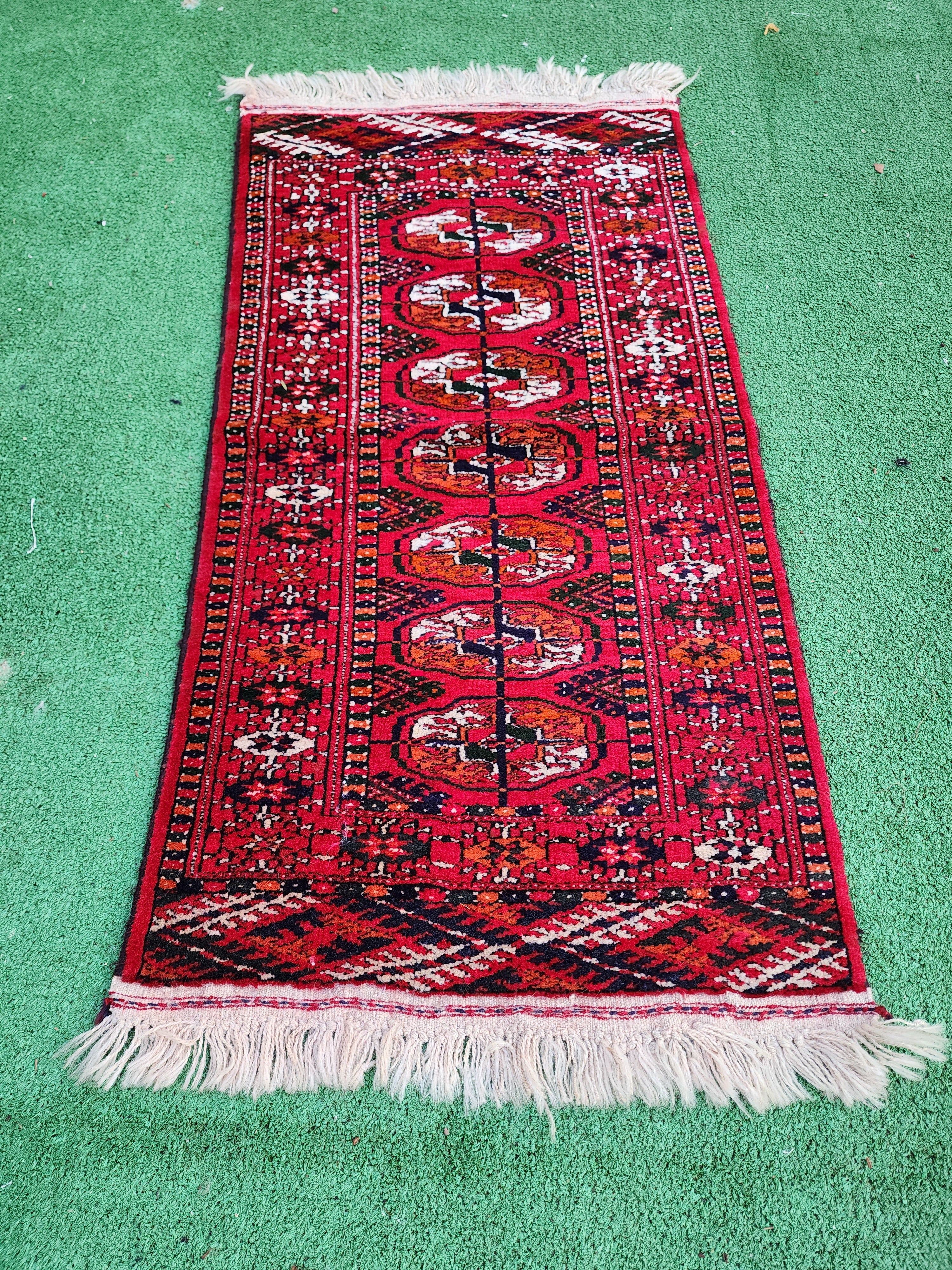 Alfombra pequeña de color rojo turcomano de 3'1'' x 1'6''