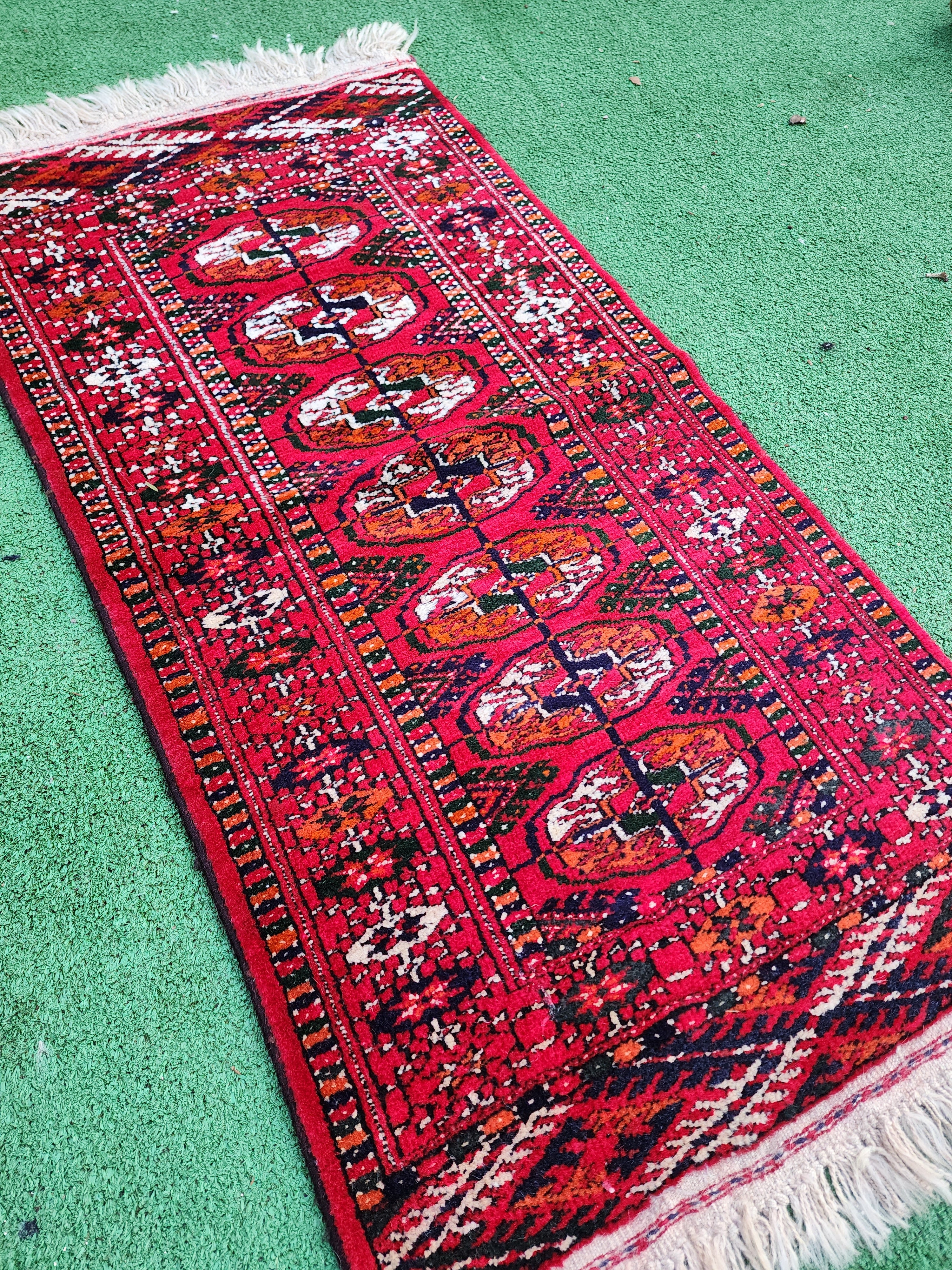 Petit tapis de couleur rouge turkmène 3'1''x1'6''