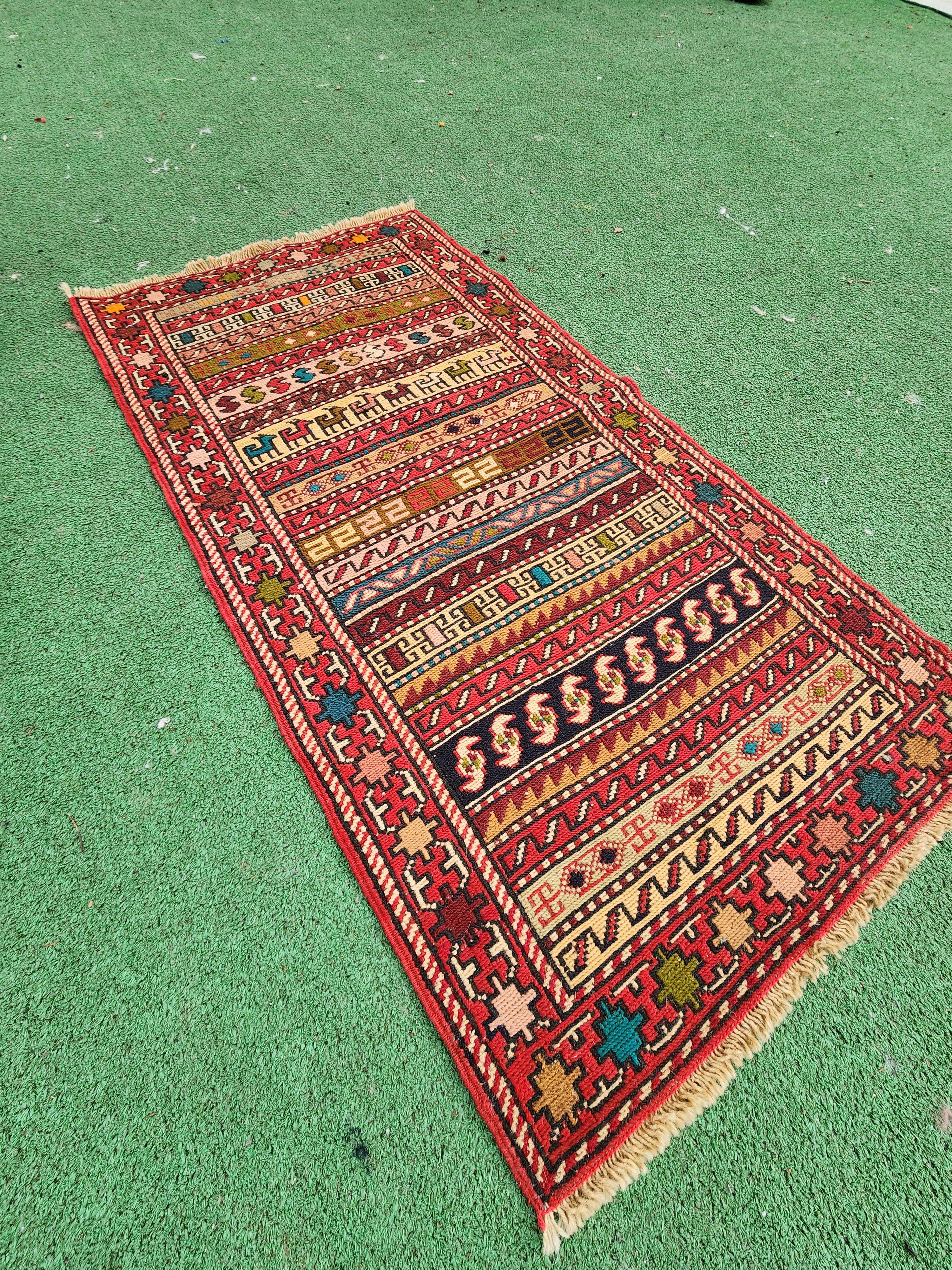 Kilim kurdo hecho a mano de colores rojo, marrón y azul Rah Rah Soumak persa de 3'3'' x 1'7''