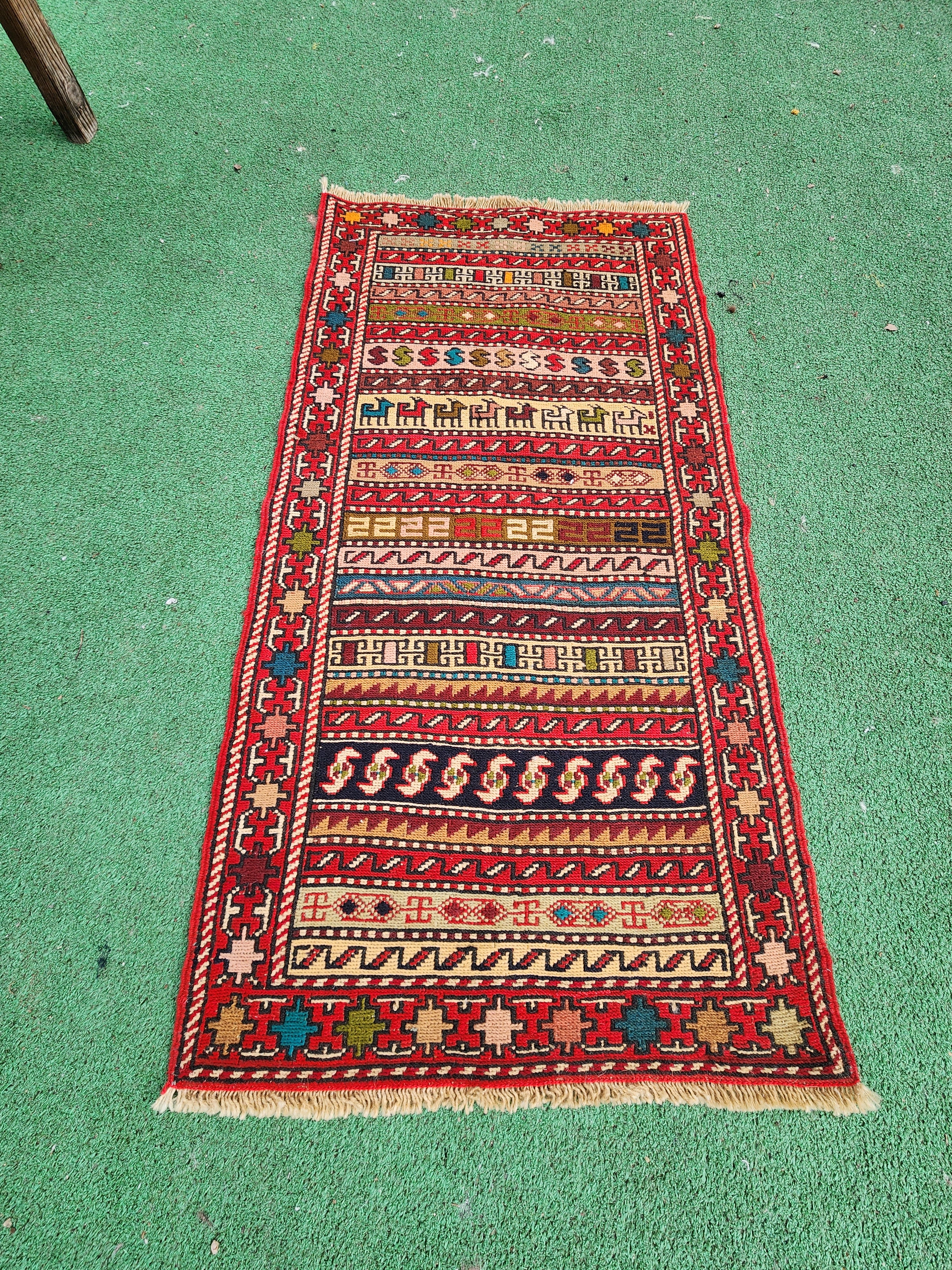 Kilim kurdo hecho a mano de colores rojo, marrón y azul Rah Rah Soumak persa de 3'3'' x 1'7''