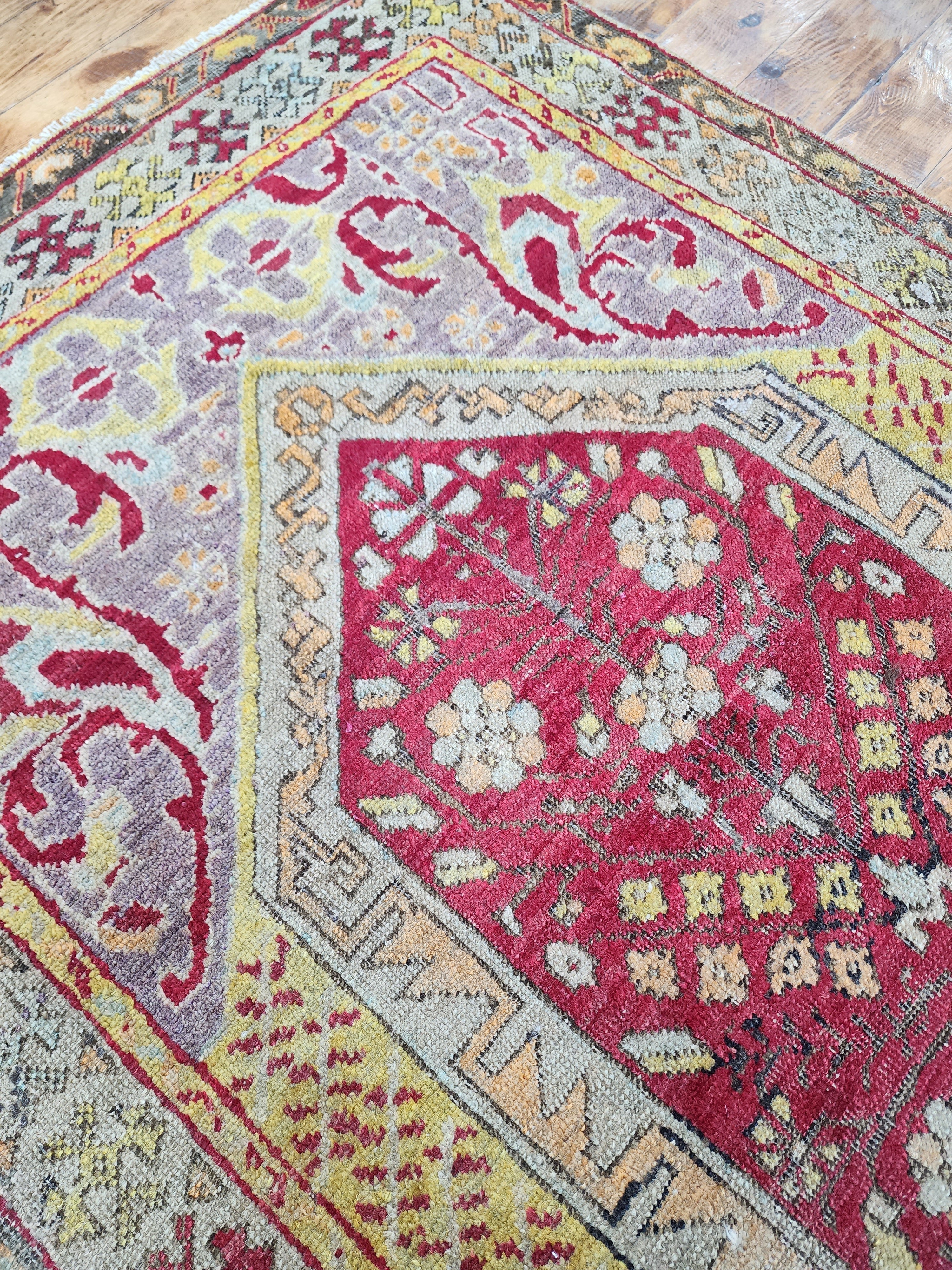 antique Sivas Small Rug — edge weave