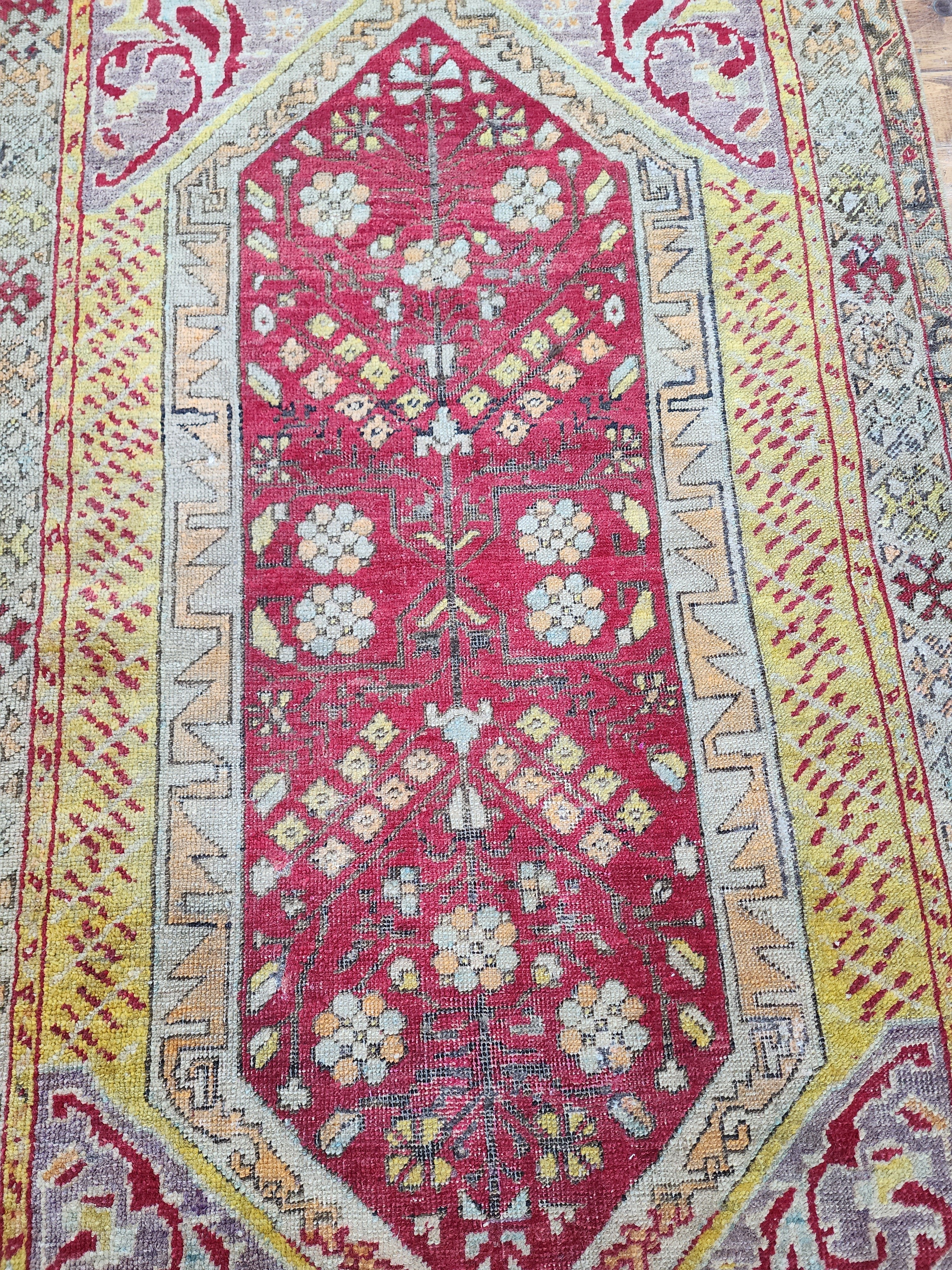 antique Sivas Small Rug — border pattern
