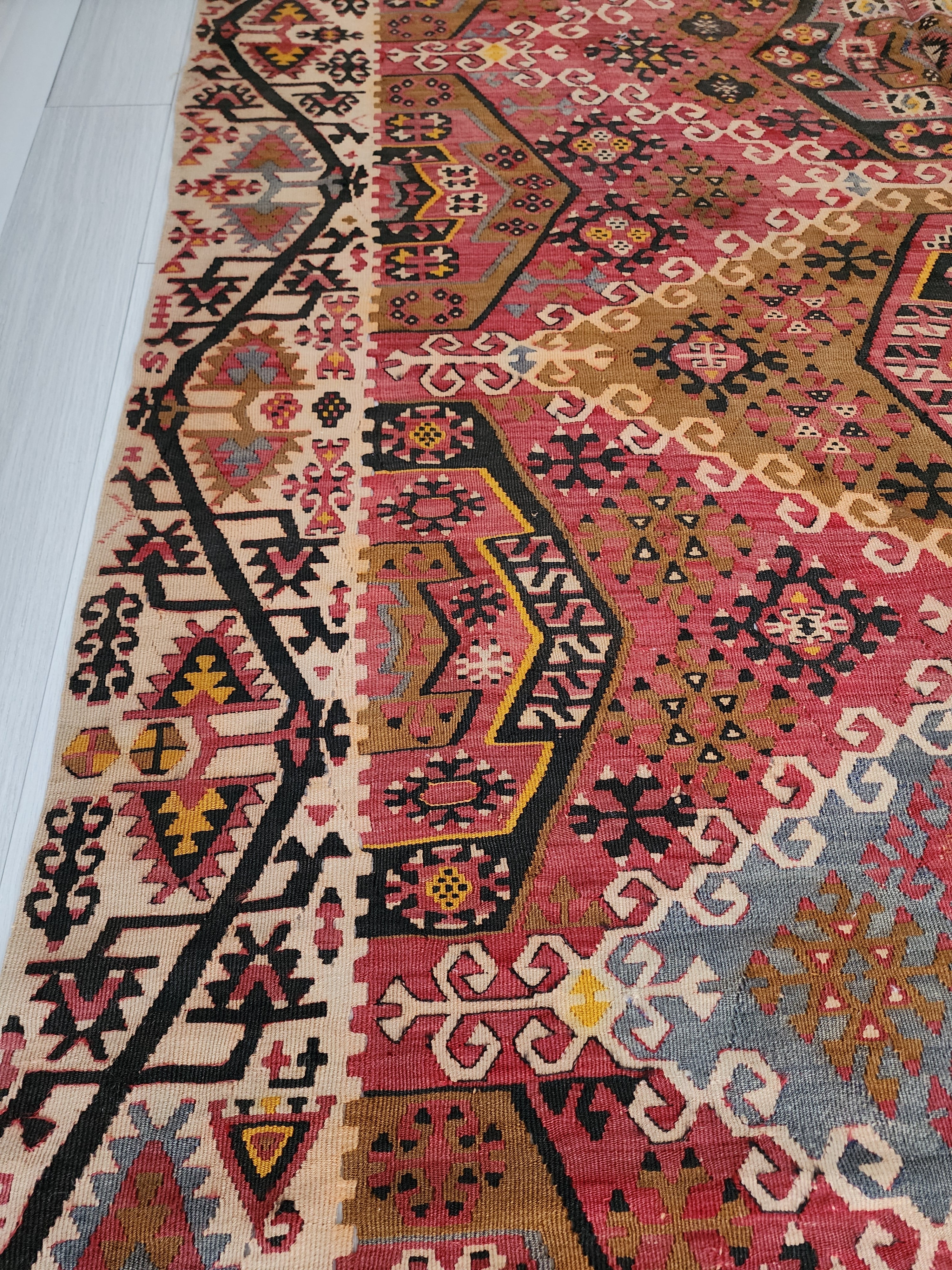 antique Sivas Wool Large Area Rug — edge weave