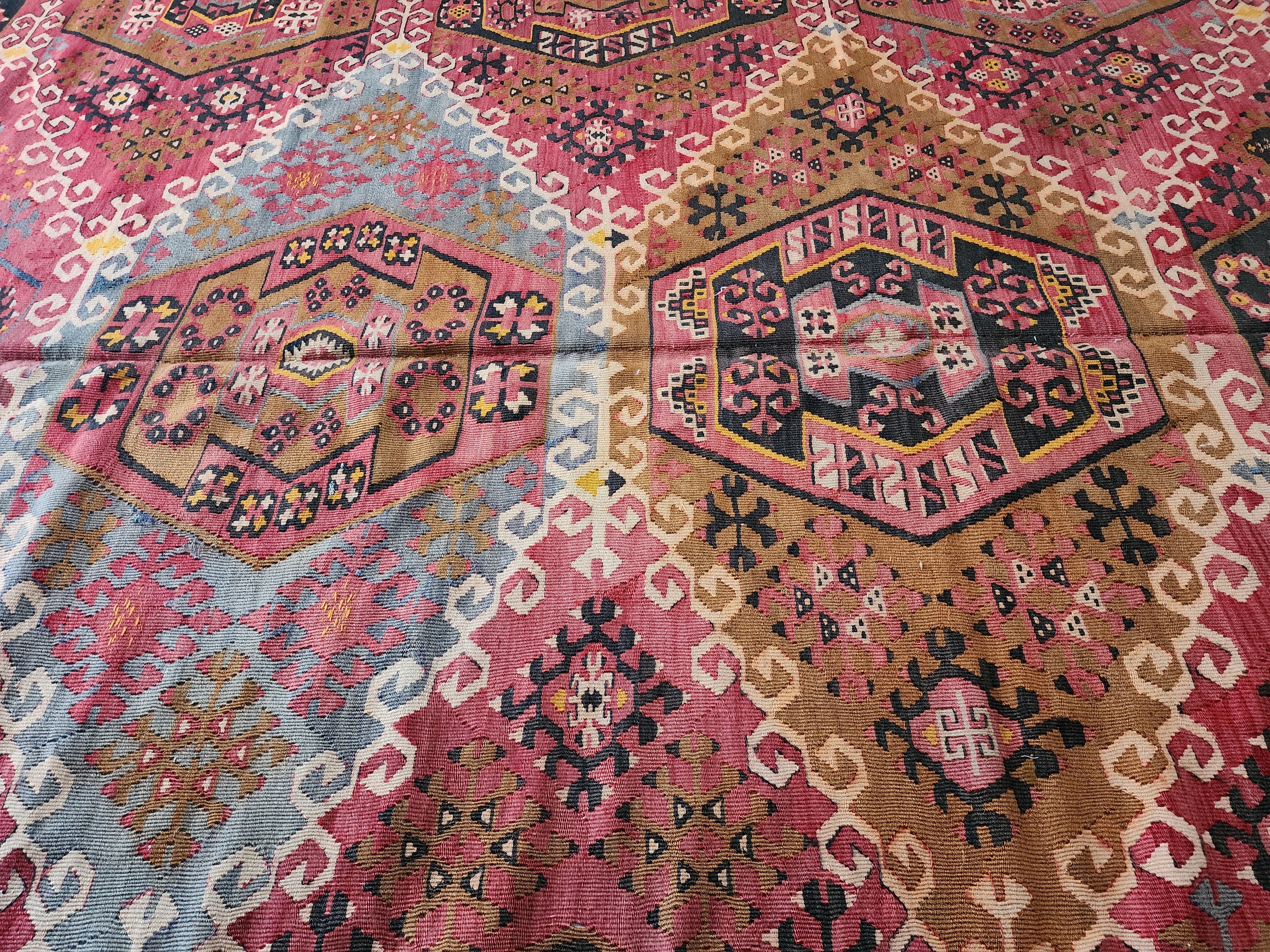 antique Sivas Wool Large Area Rug — border pattern