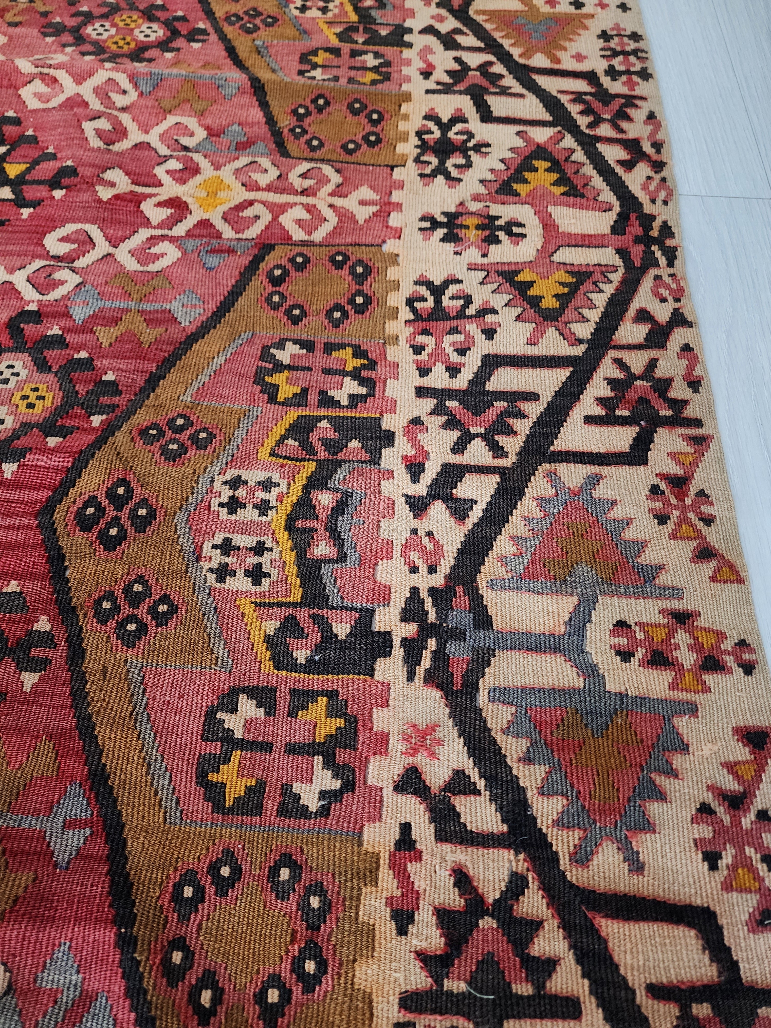 antique Sivas Wool Large Area Rug — colour close-up
