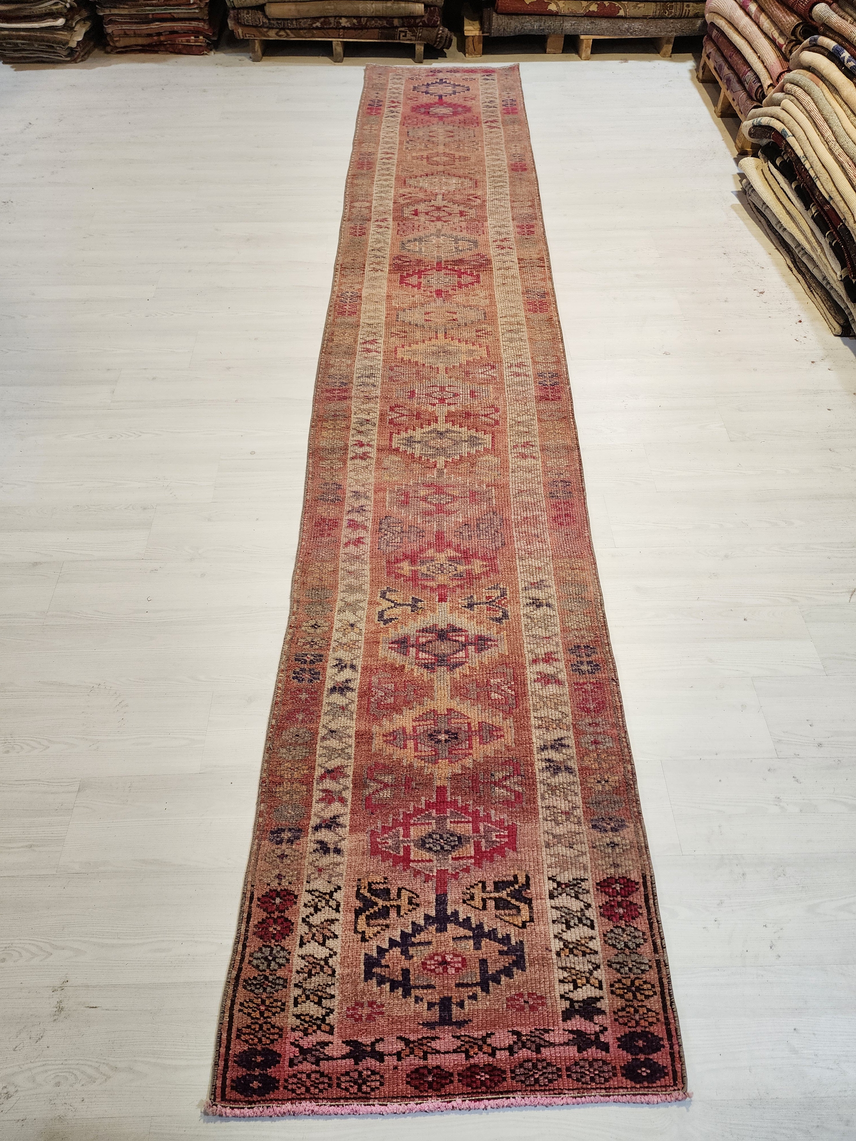 Tapis de couloir turc pâle Oushak, tapis de couleur neutre vieilli à décor rustique bohème, tapis persan en laine naturelle fait à la main 13'8"*2'5"