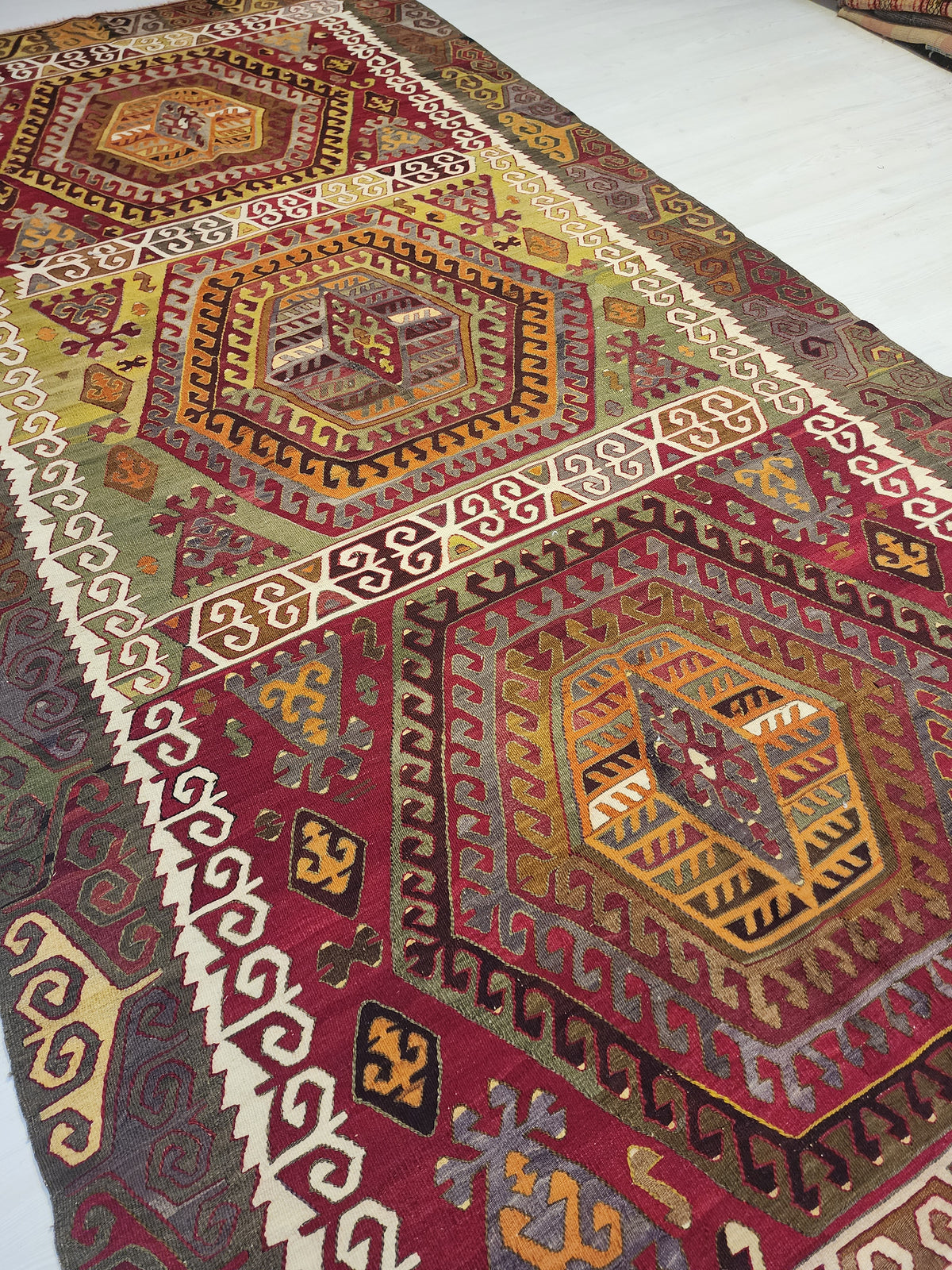 Antique Hotamış kilim rug in red and green, 5'2" x 10'9", photo 3