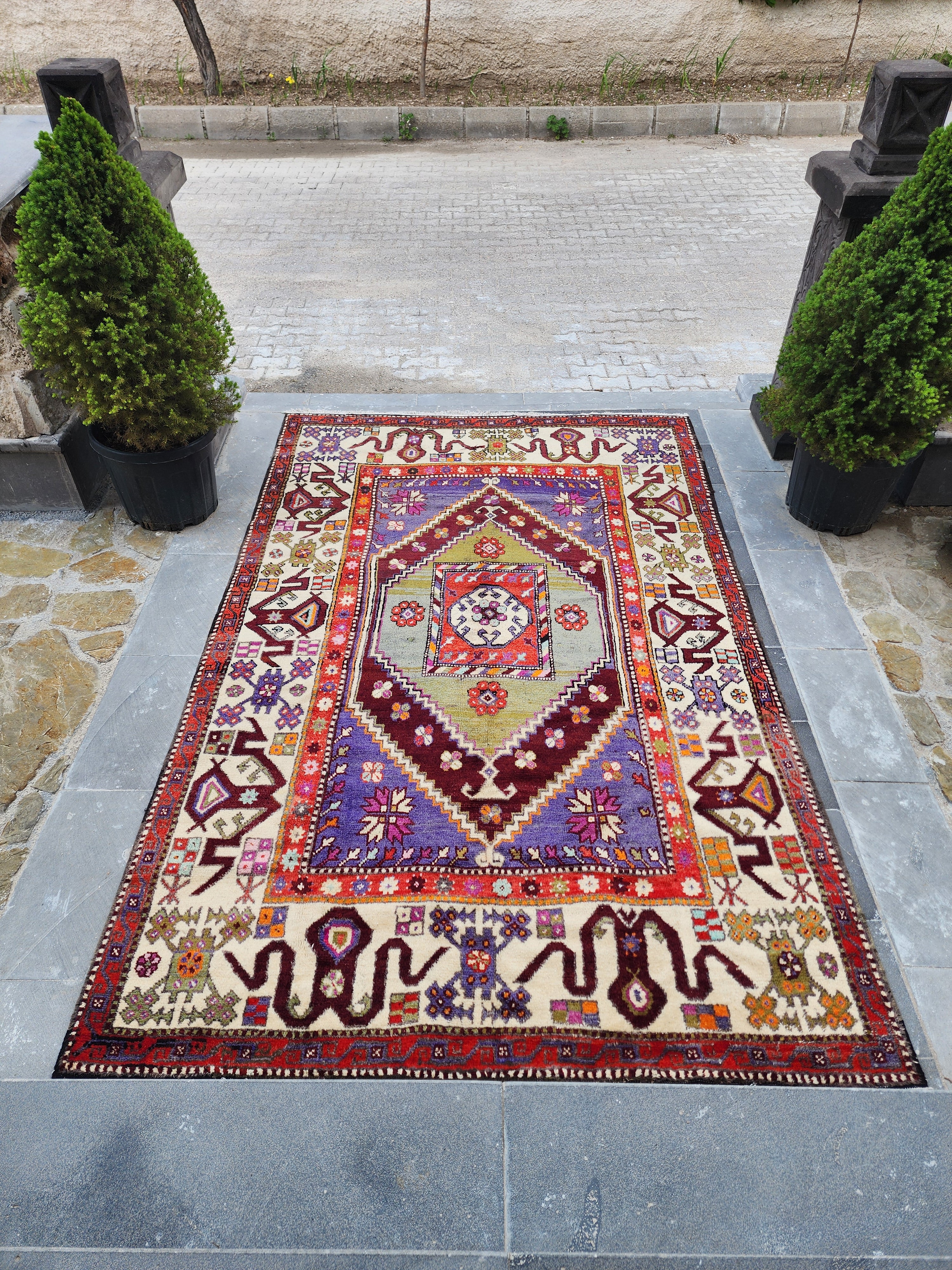Zeuxo — Handmade Yuntdag Turkish Rug, Bergama Region Antique Wool Carpet (5'9"x8'11")
