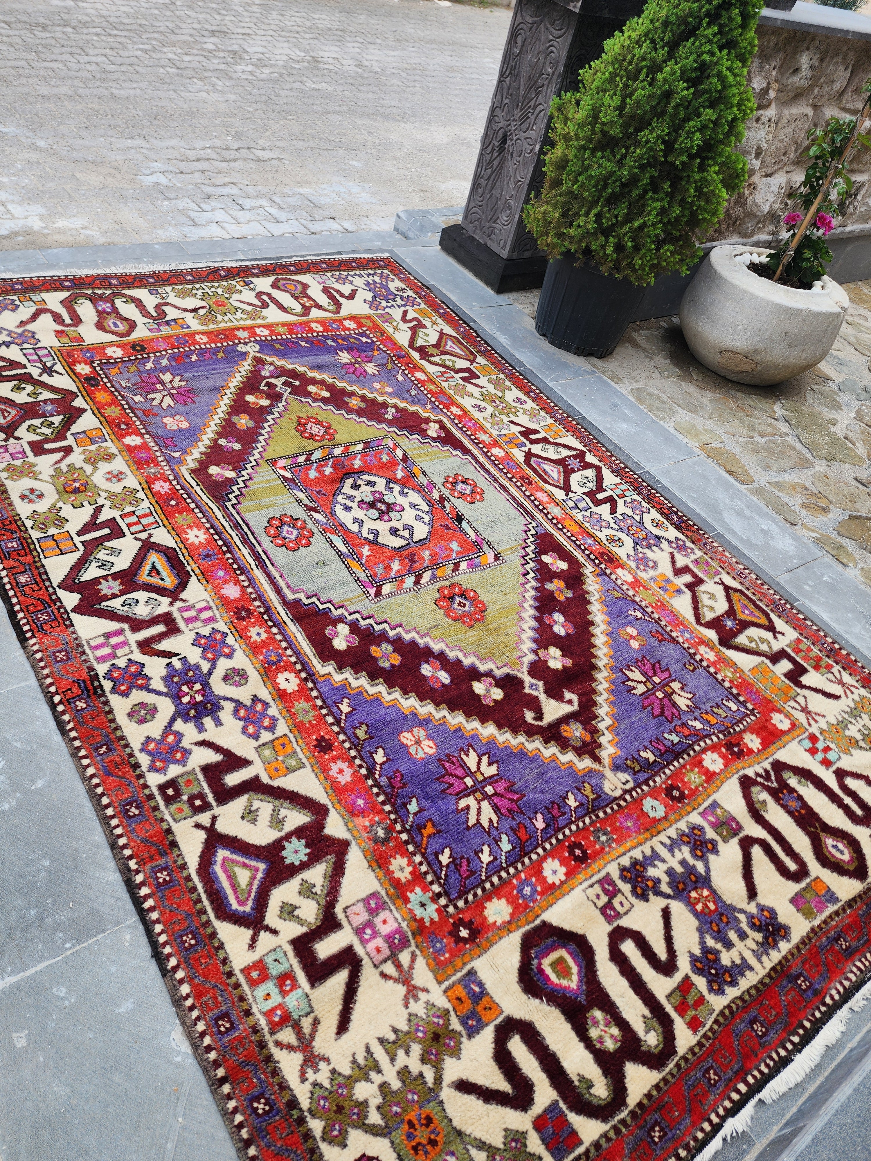 Zeuxo — Handmade Yuntdag Turkish Rug, Bergama Region Antique Wool Carpet (5'9"x8'11")