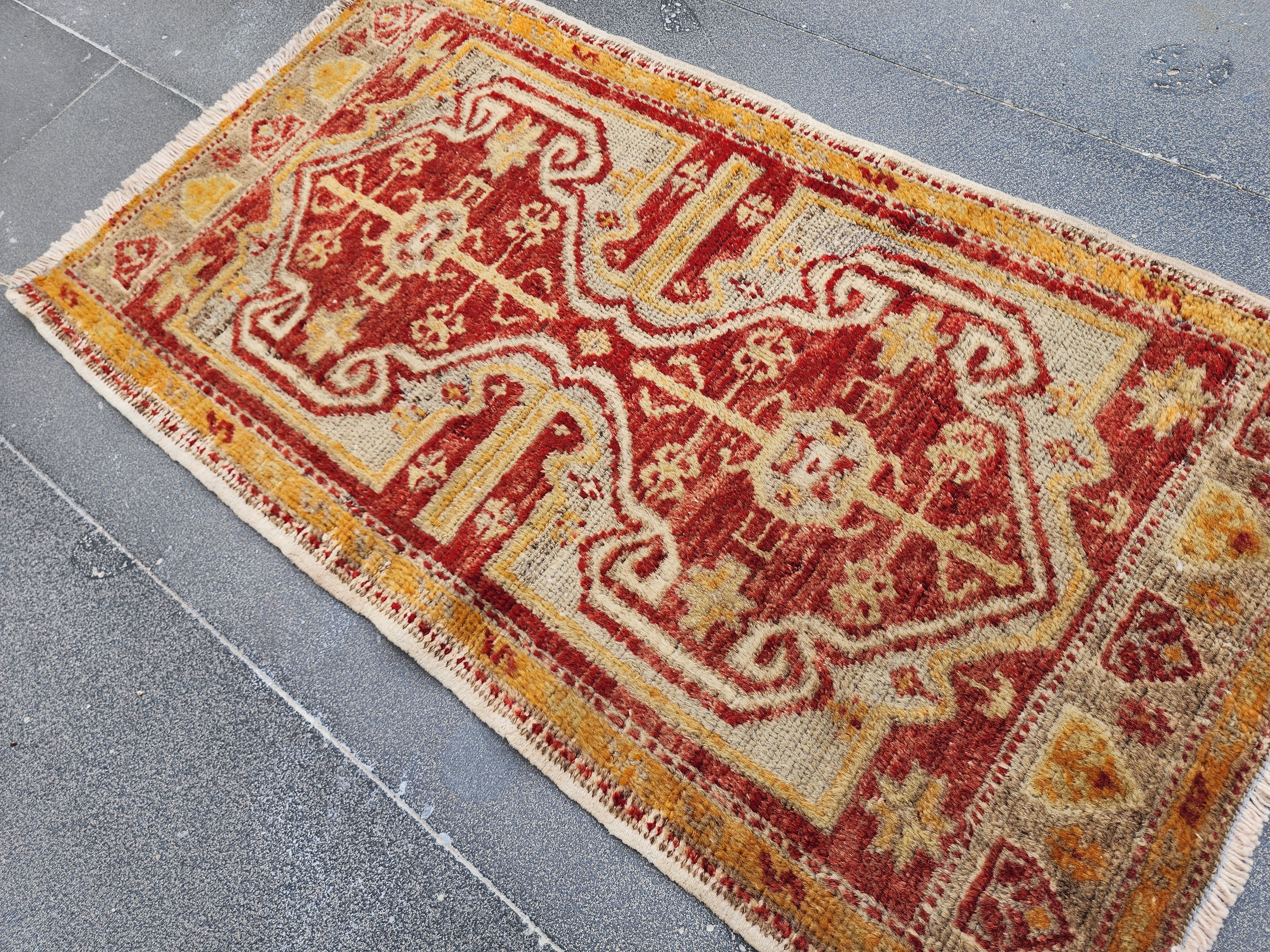antique Anatolian Nuzumlu Turkish Rug: Distressed Wool Bohemian Rug (1'7''x2'10'') — corner detail