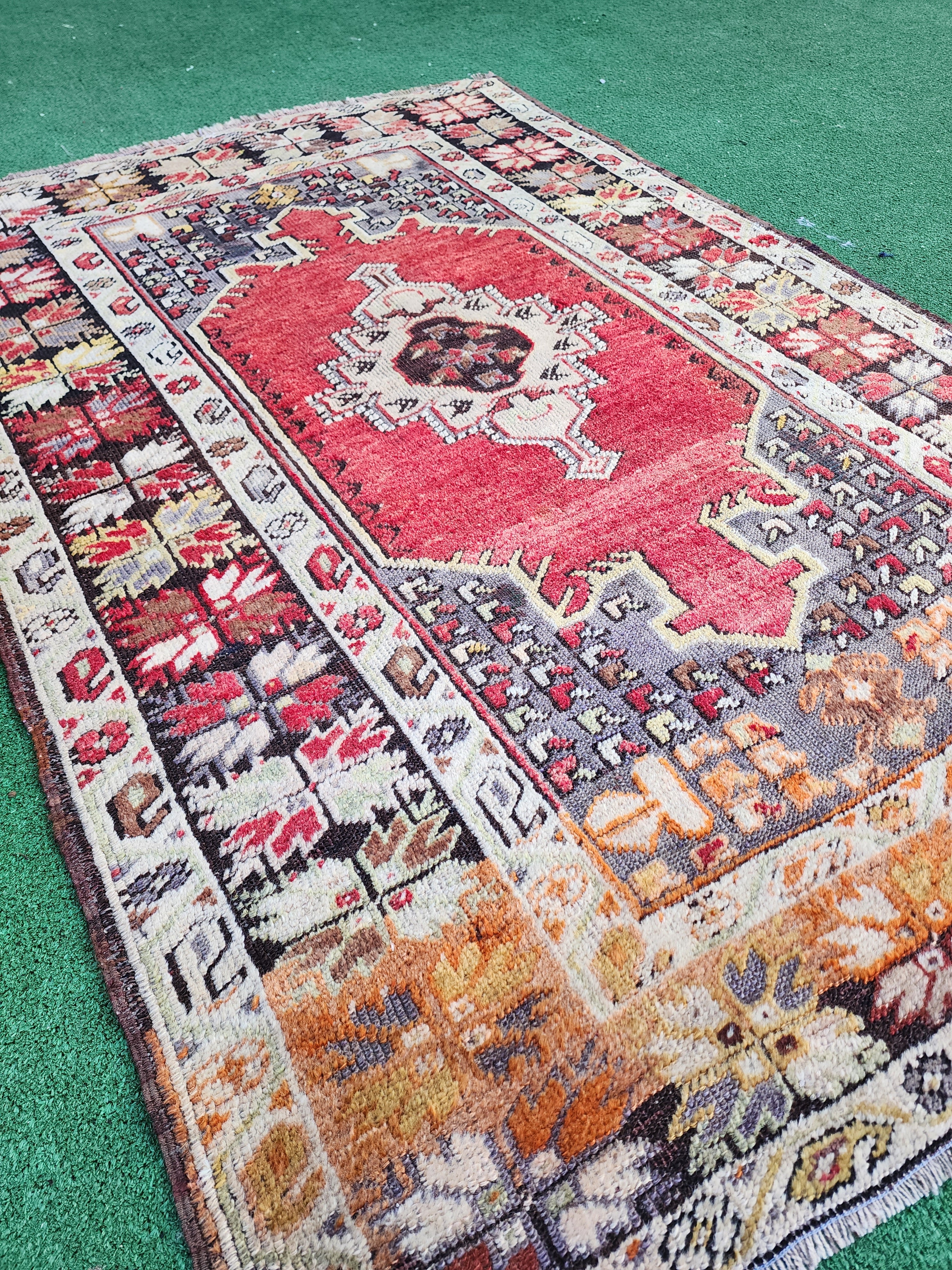 Alfombra tribal antigua de Anatolia de 1,62 m x 1,09 m, alfombra tradicional turca de color rojo, azul, marrón y blanco
