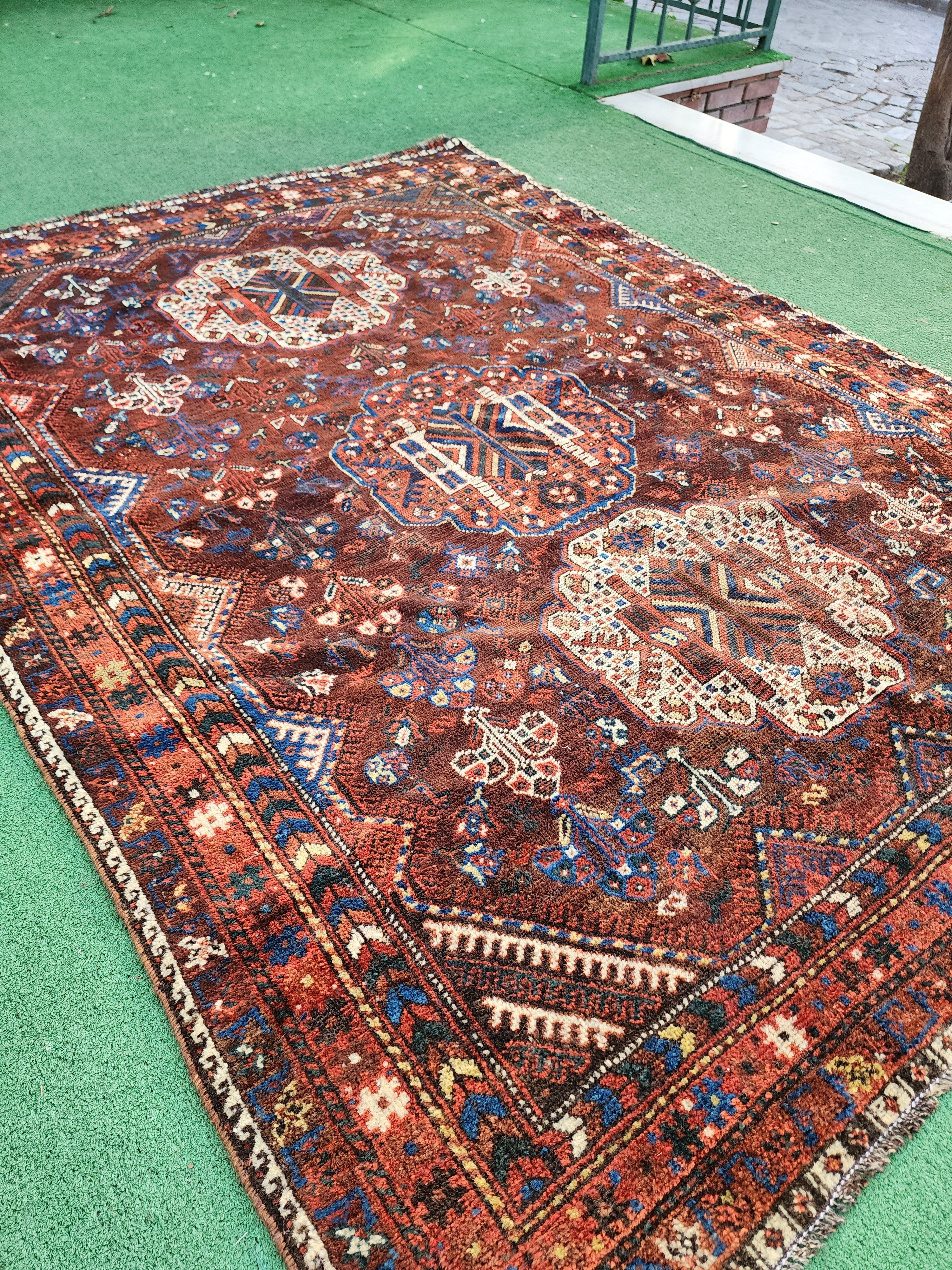 Alfombra persa antigua Shiraz de 1,55 m x 1,98 m