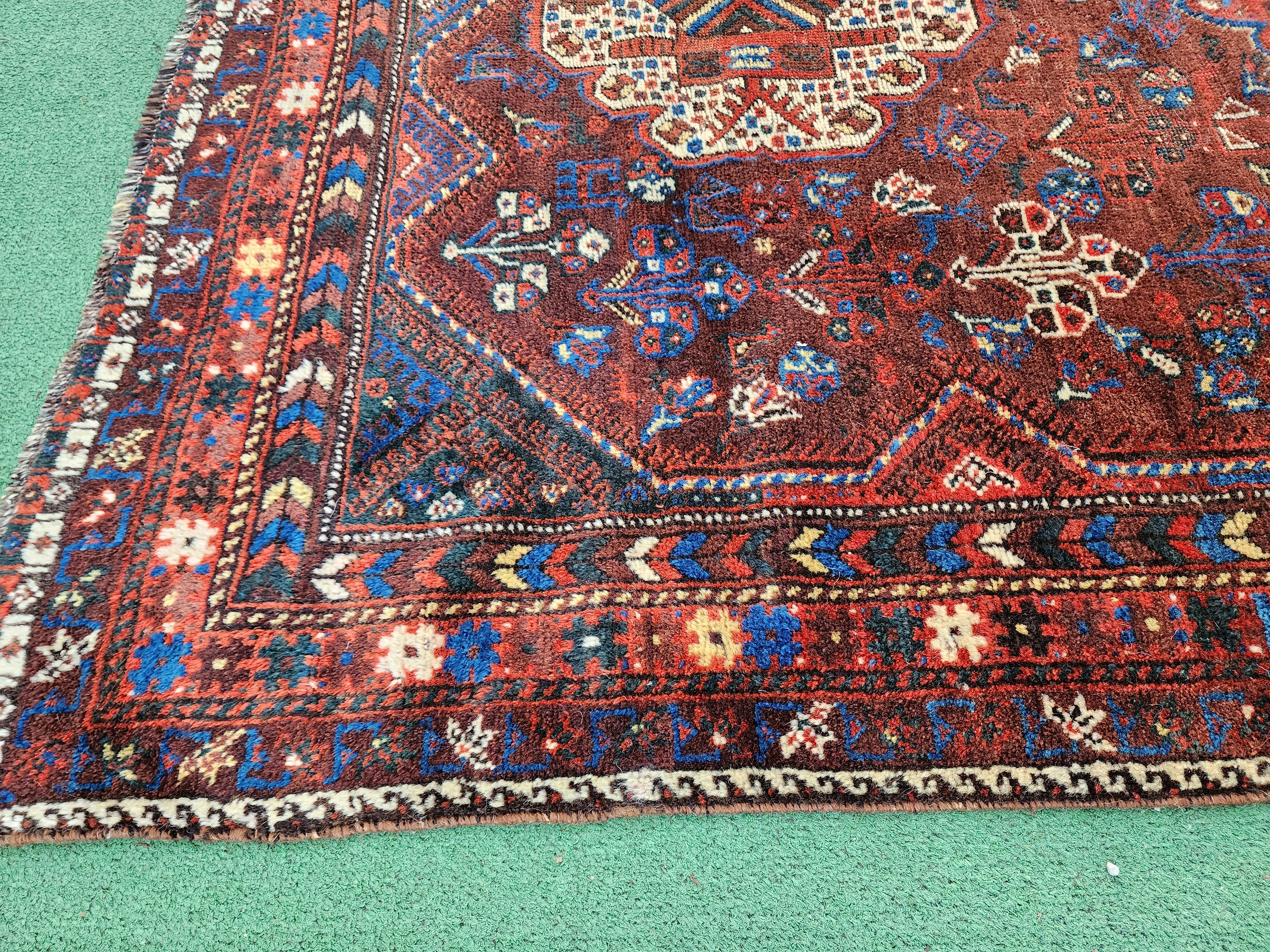 Alfombra persa antigua Shiraz de 1,55 m x 1,98 m