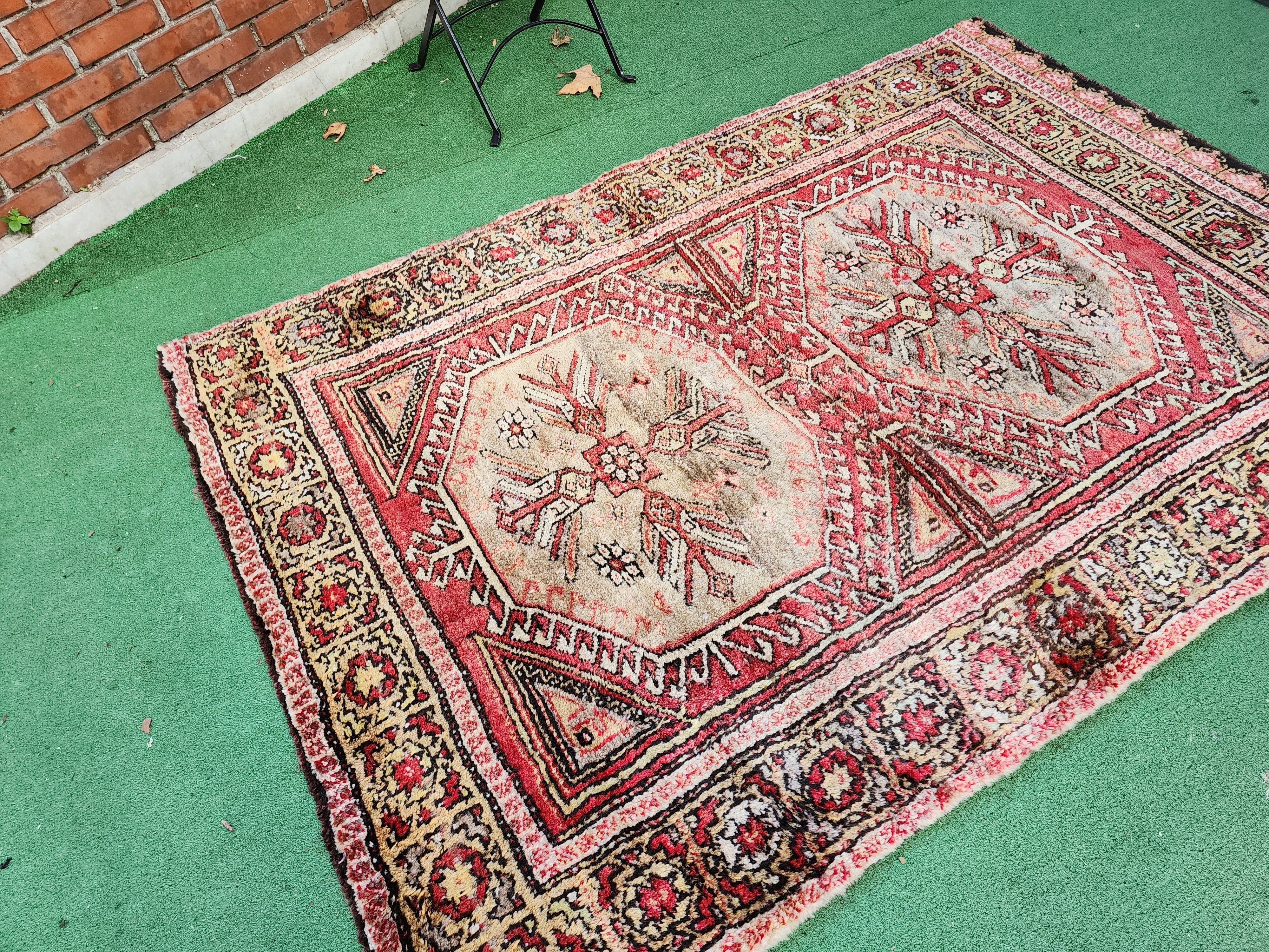 Alfombra antigua turca Tulu, 1,96 m x 1,36 m, alfombra con medallón floral en marrón rojizo y crema, hecha a mano con lana natural