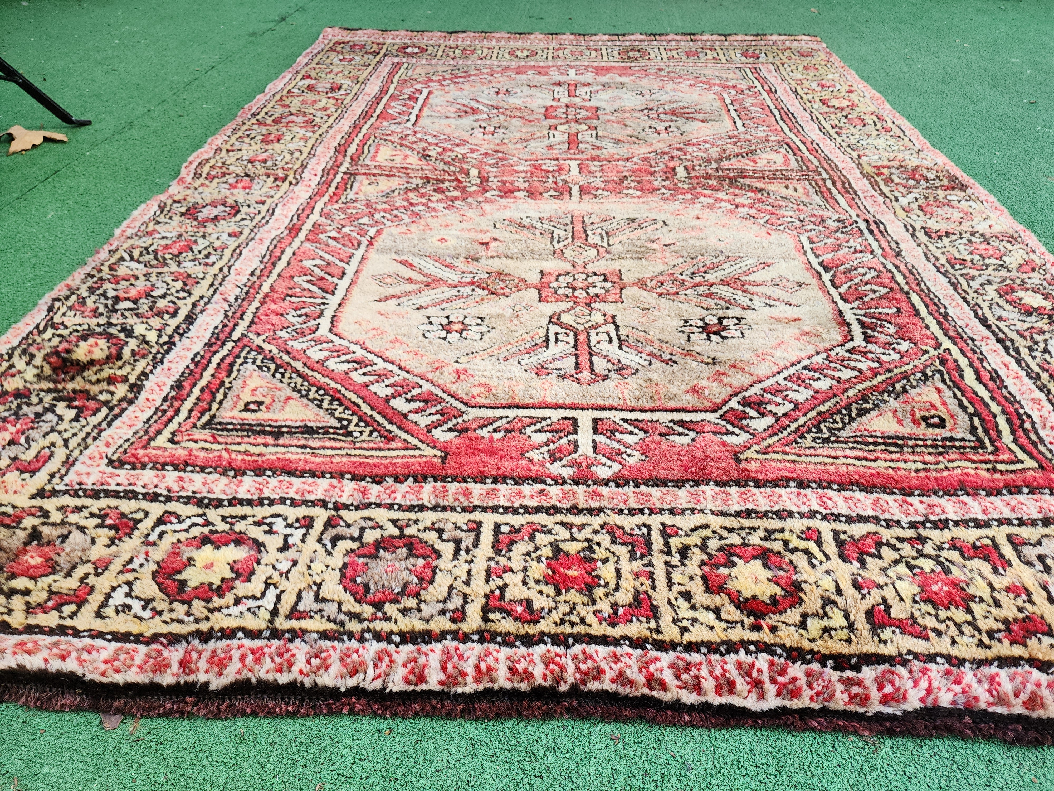 Alfombra antigua turca Tulu, 1,96 m x 1,36 m, alfombra con medallón floral en marrón rojizo y crema, hecha a mano con lana natural
