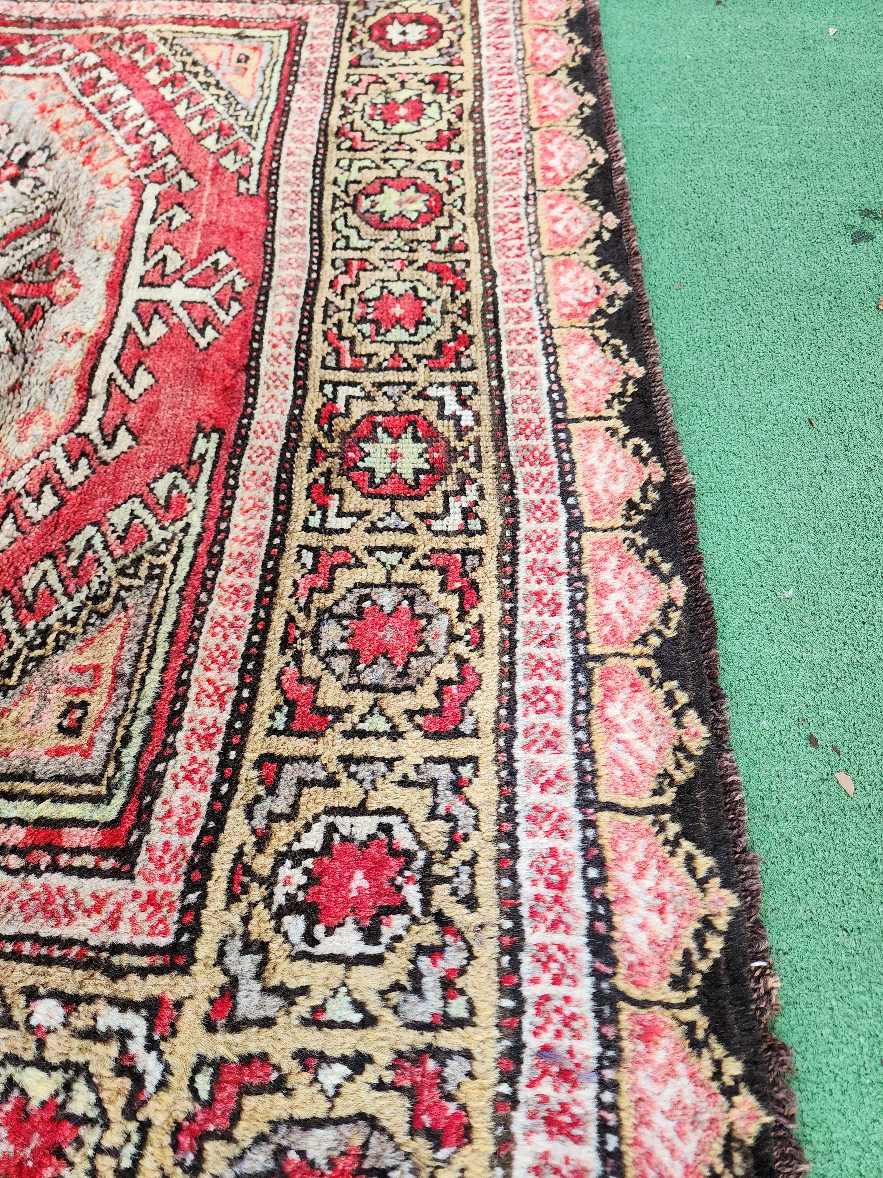 Alfombra antigua turca Tulu, 1,96 m x 1,36 m, alfombra con medallón floral en marrón rojizo y crema, hecha a mano con lana natural