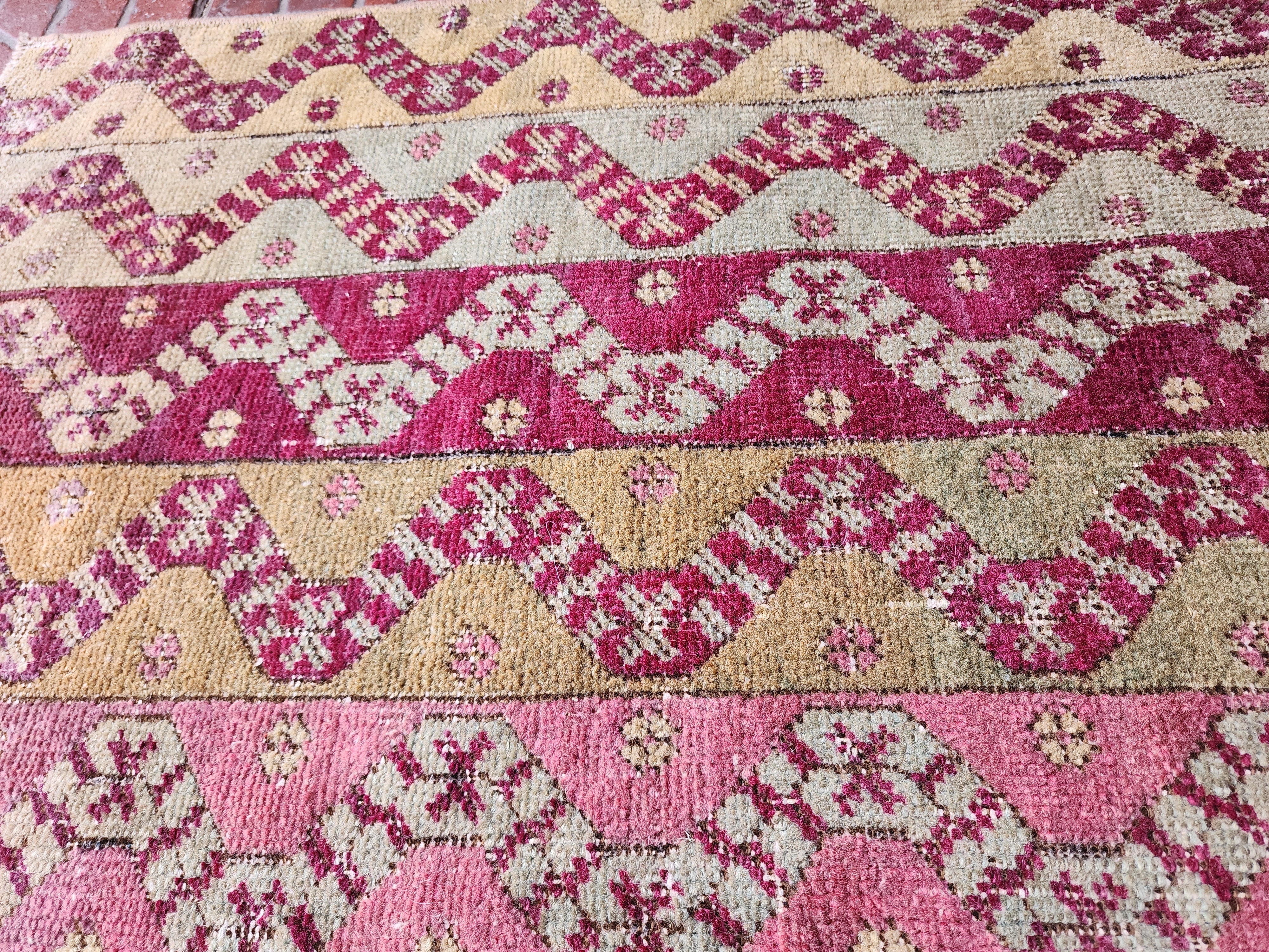 antique Anatolian Small Rug — colour close-up
