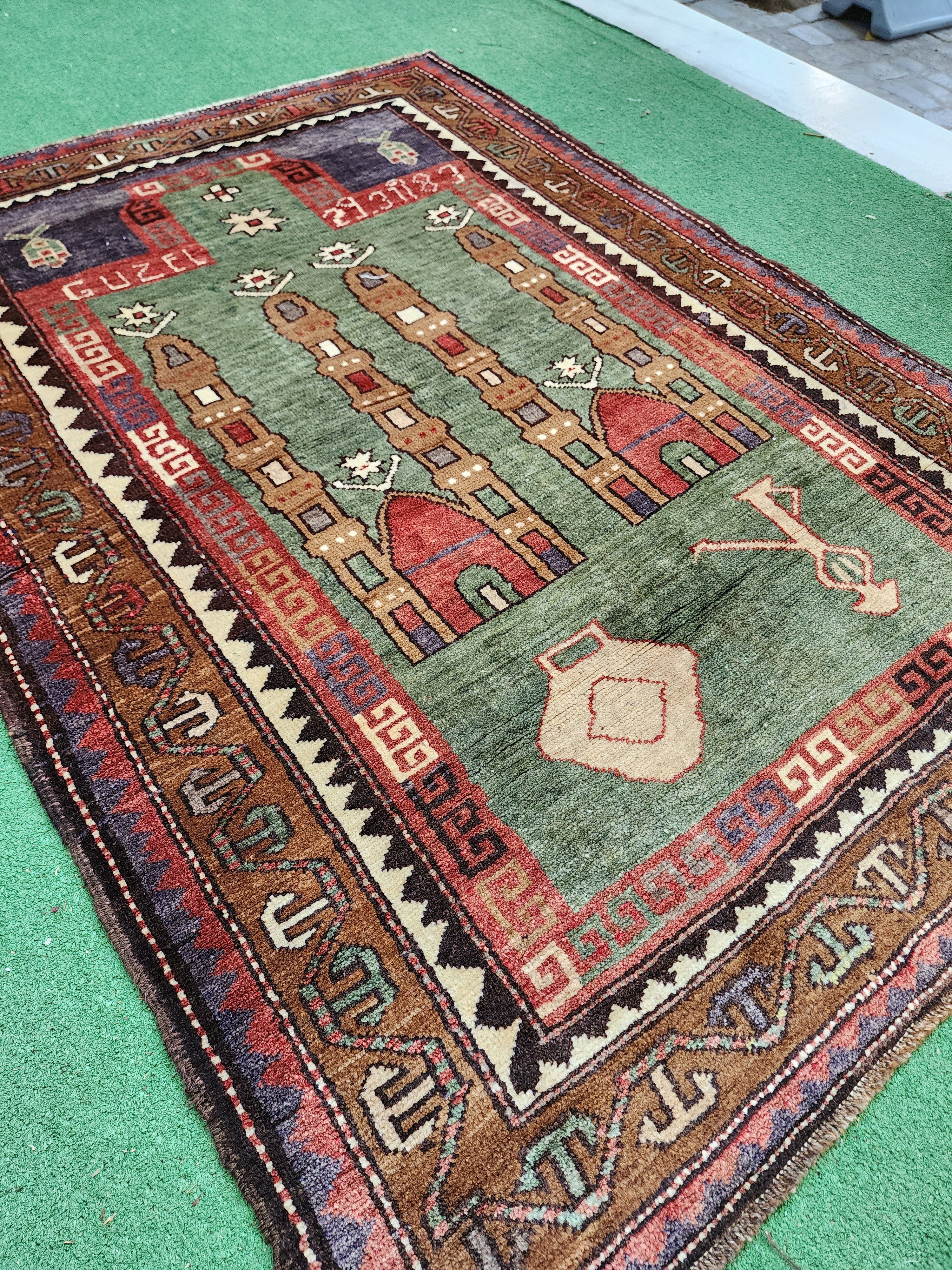Alfombra de oración Kars verde y marrón, 4'' x 5'8''