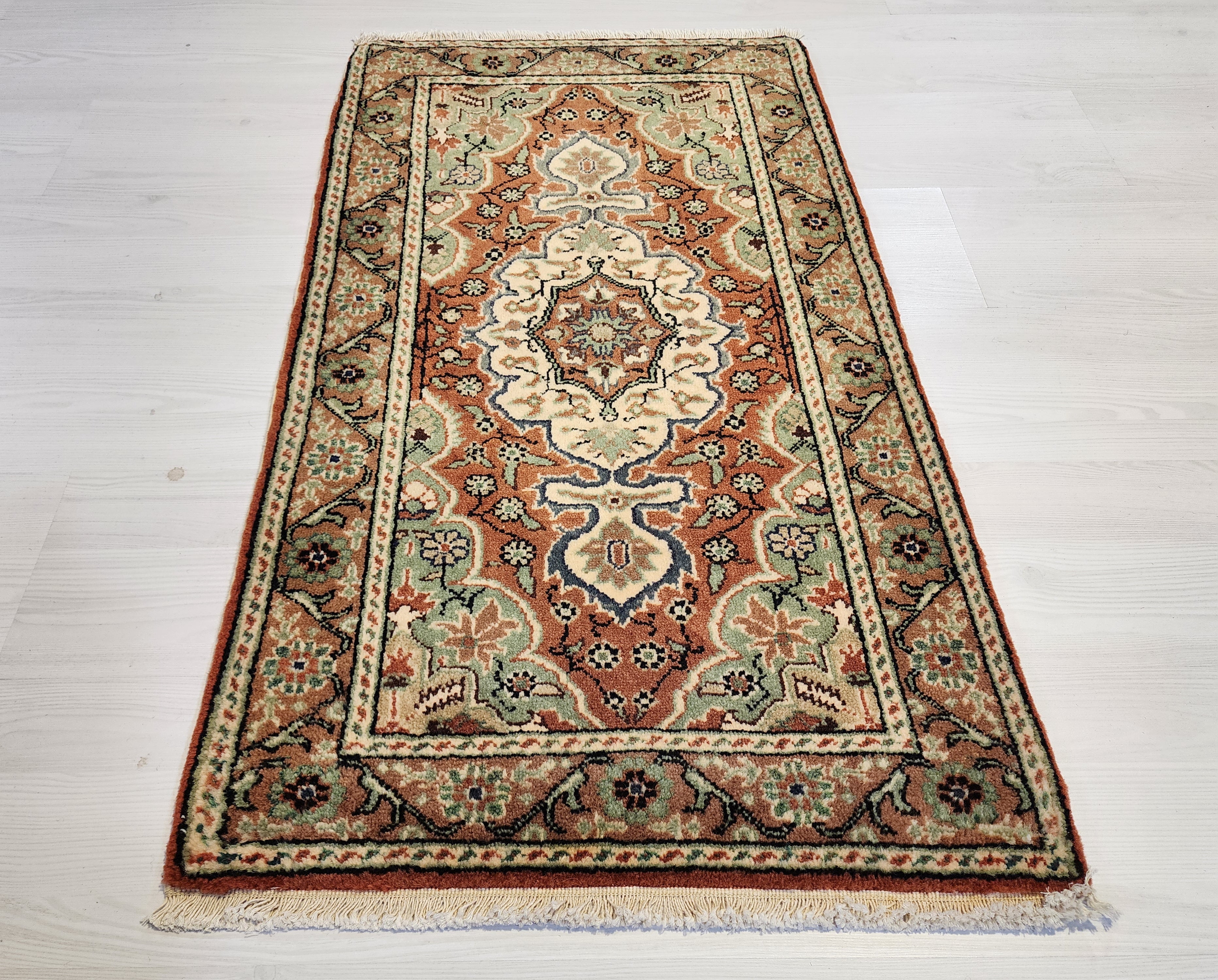 vintage Kayseri Rug, Handmade Turkish Wool Floral Medallion (2'4" x 3'5") — detail texture