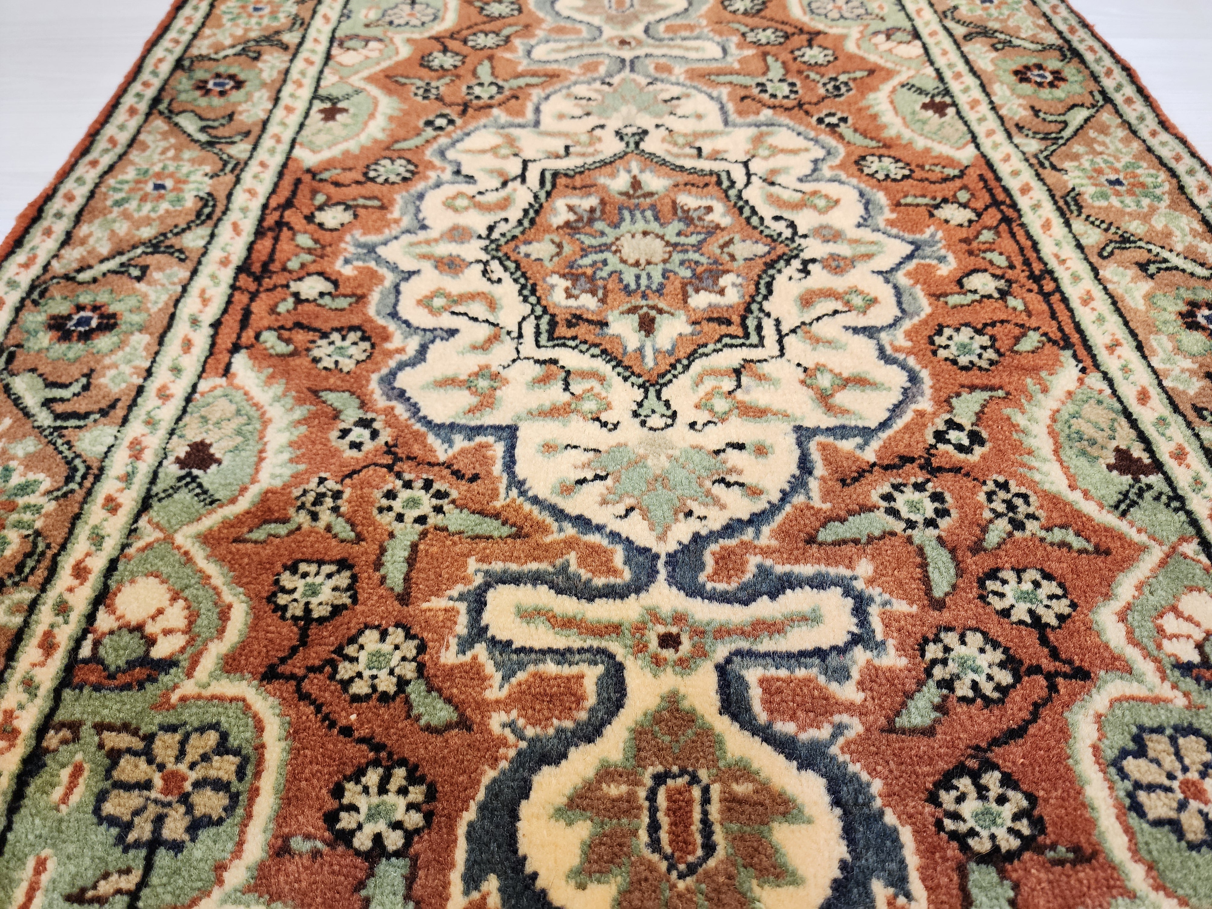vintage Kayseri Rug, Handmade Turkish Wool Floral Medallion (2'4" x 3'5") — colour close-up