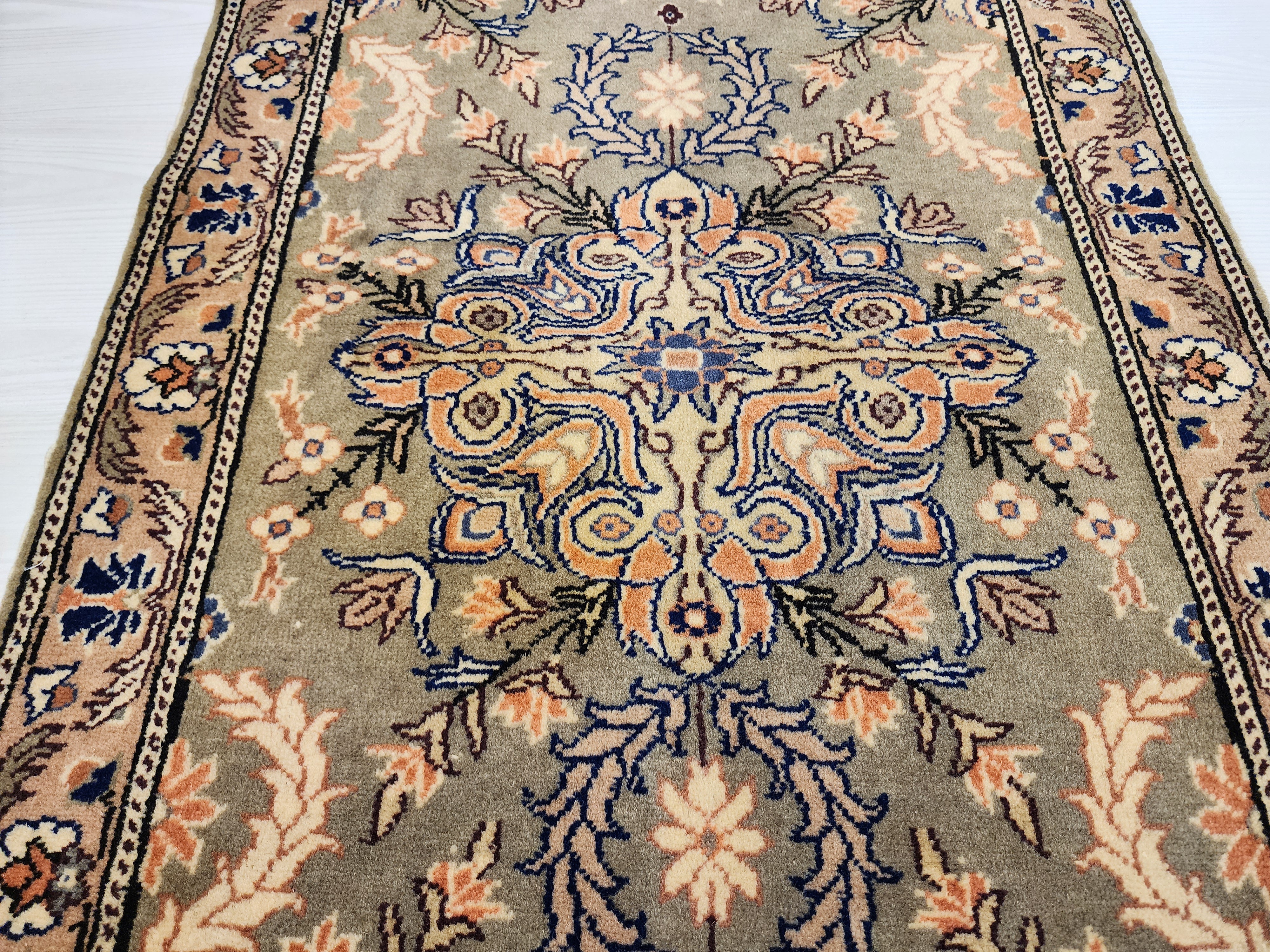 handmade Kayseri Turkish Rug, Small Floral Wool Carpet, Vintage Anatolian Rug, 1'10''x3'2'' — corner detail