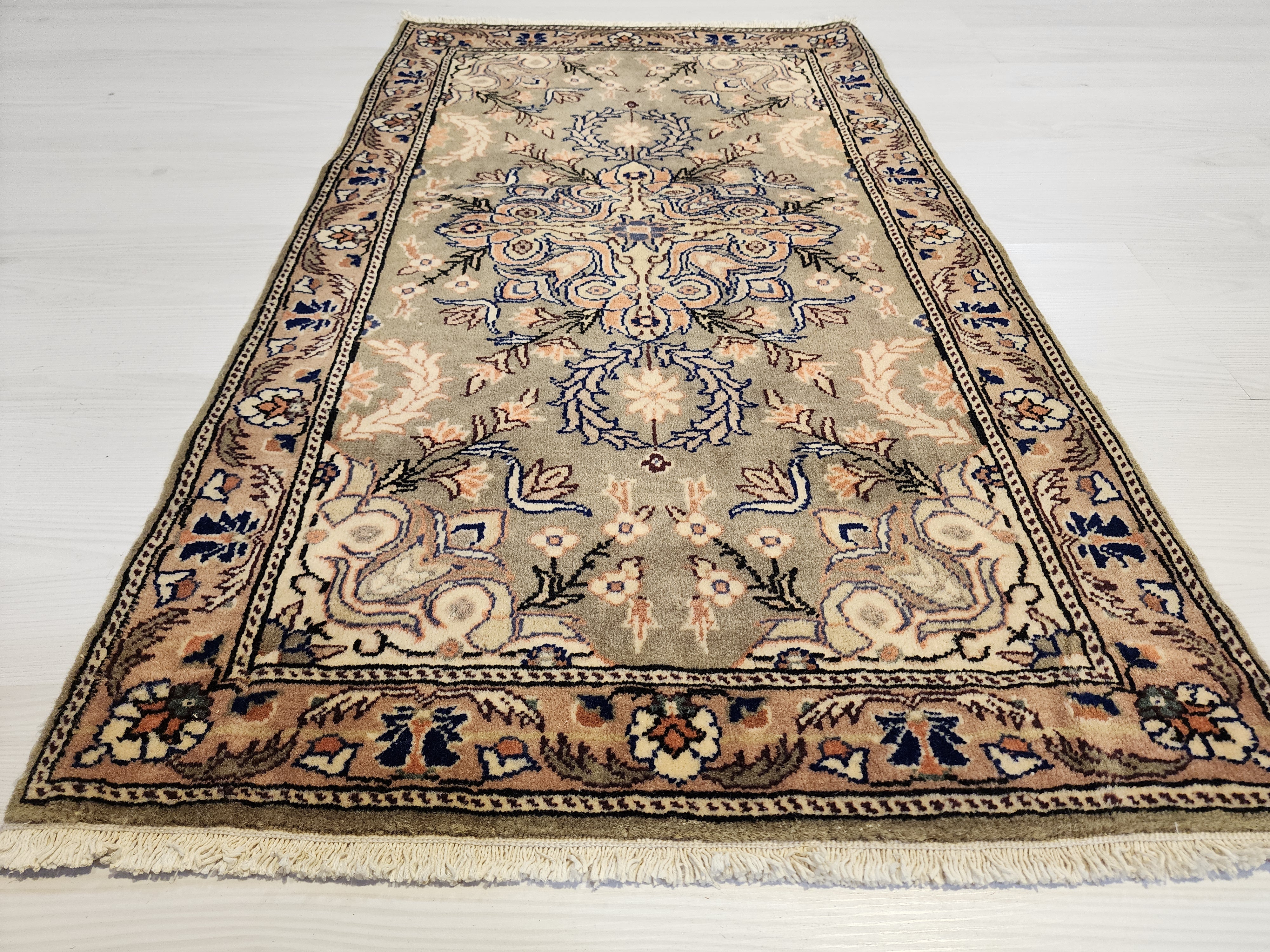 handmade Kayseri Turkish Rug, Small Floral Wool Carpet, Vintage Anatolian Rug, 1'10''x3'2'' — colour close-up