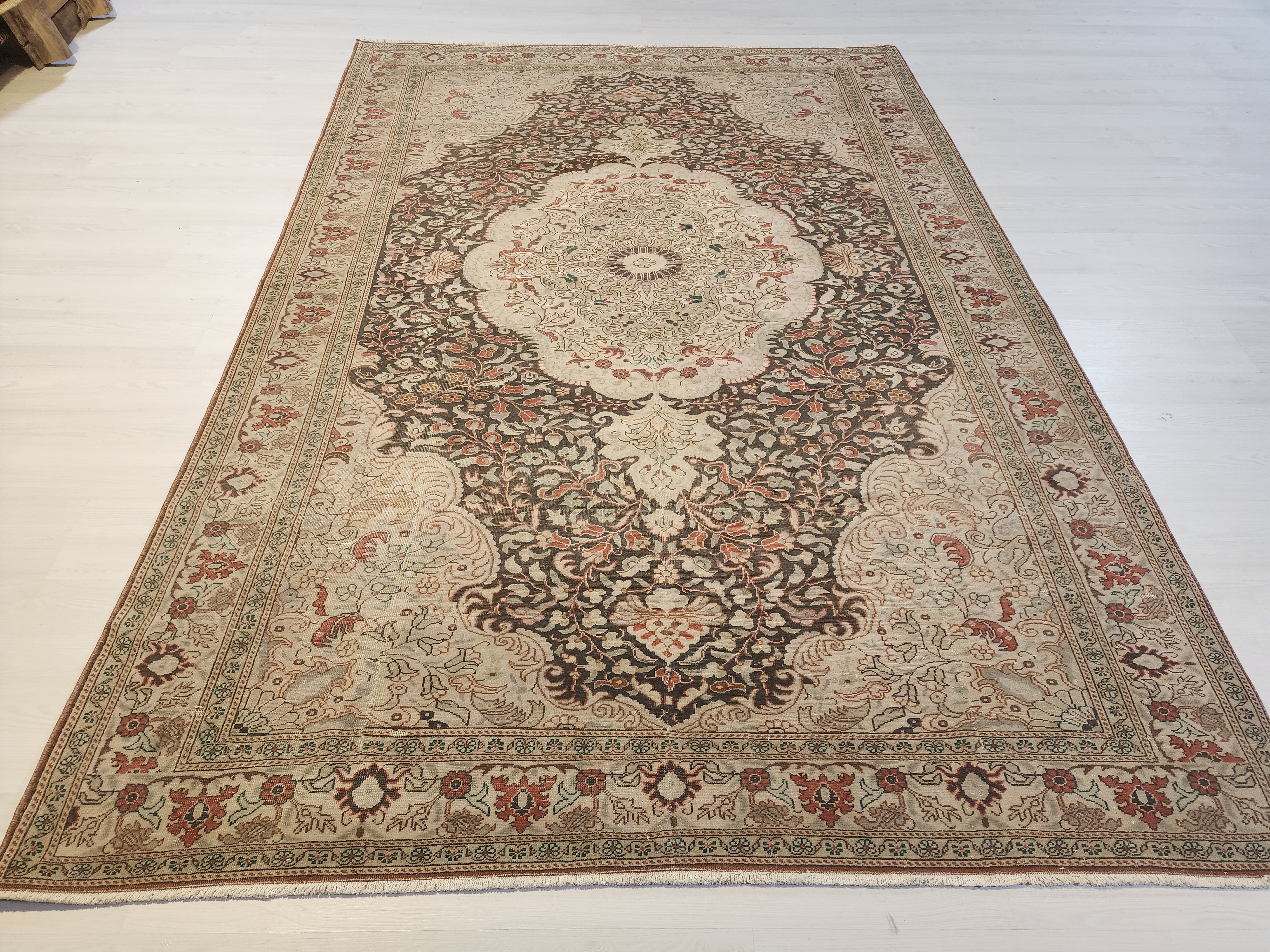 Helia — Vintage Kayseri Rug, Hand-Knotted Turkish Wool Floral Medallion Carpet (6'5"x9'6")