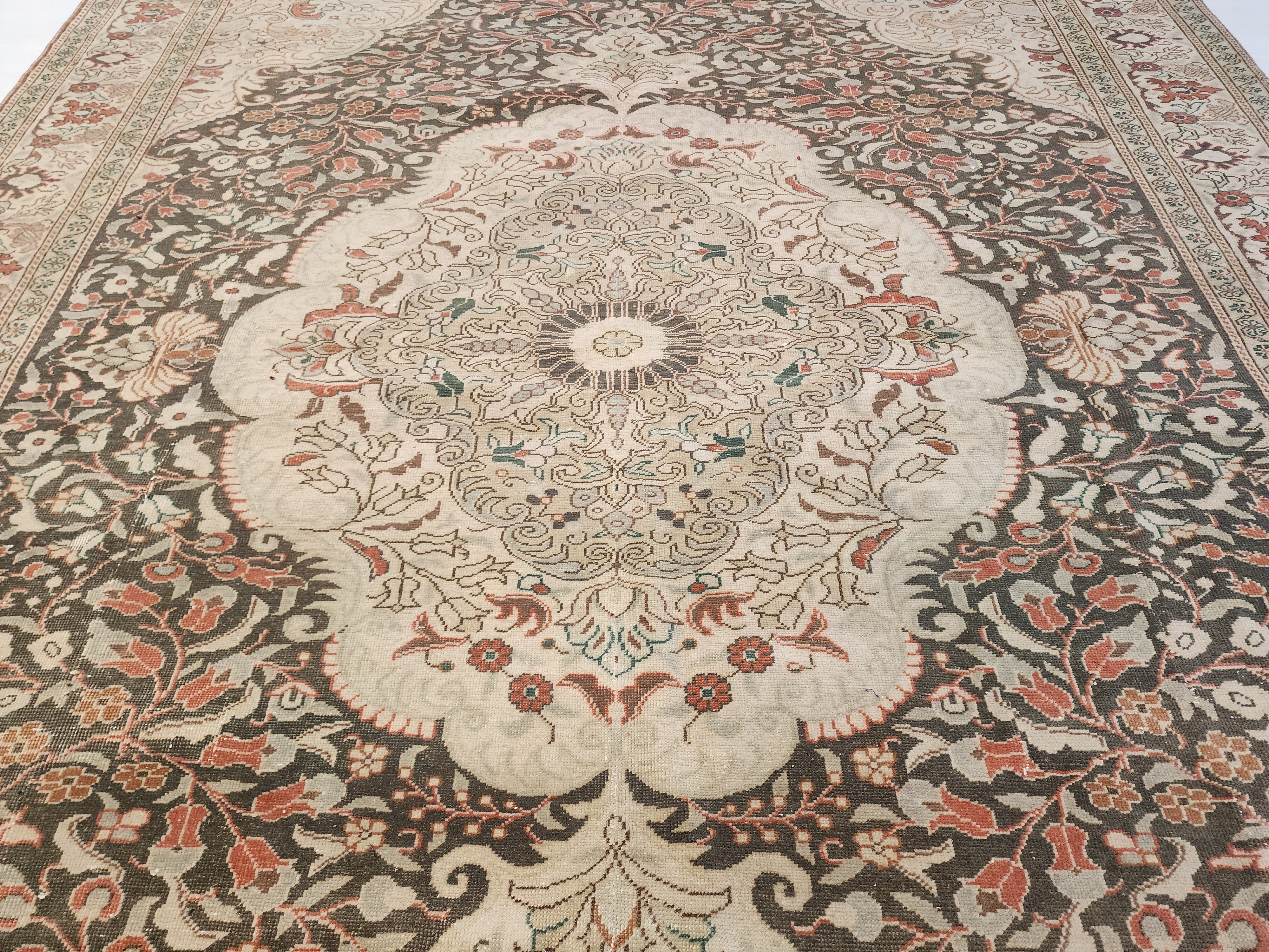 Helia — Vintage Kayseri Rug, Hand-Knotted Turkish Wool Floral Medallion Carpet (6'5"x9'6")