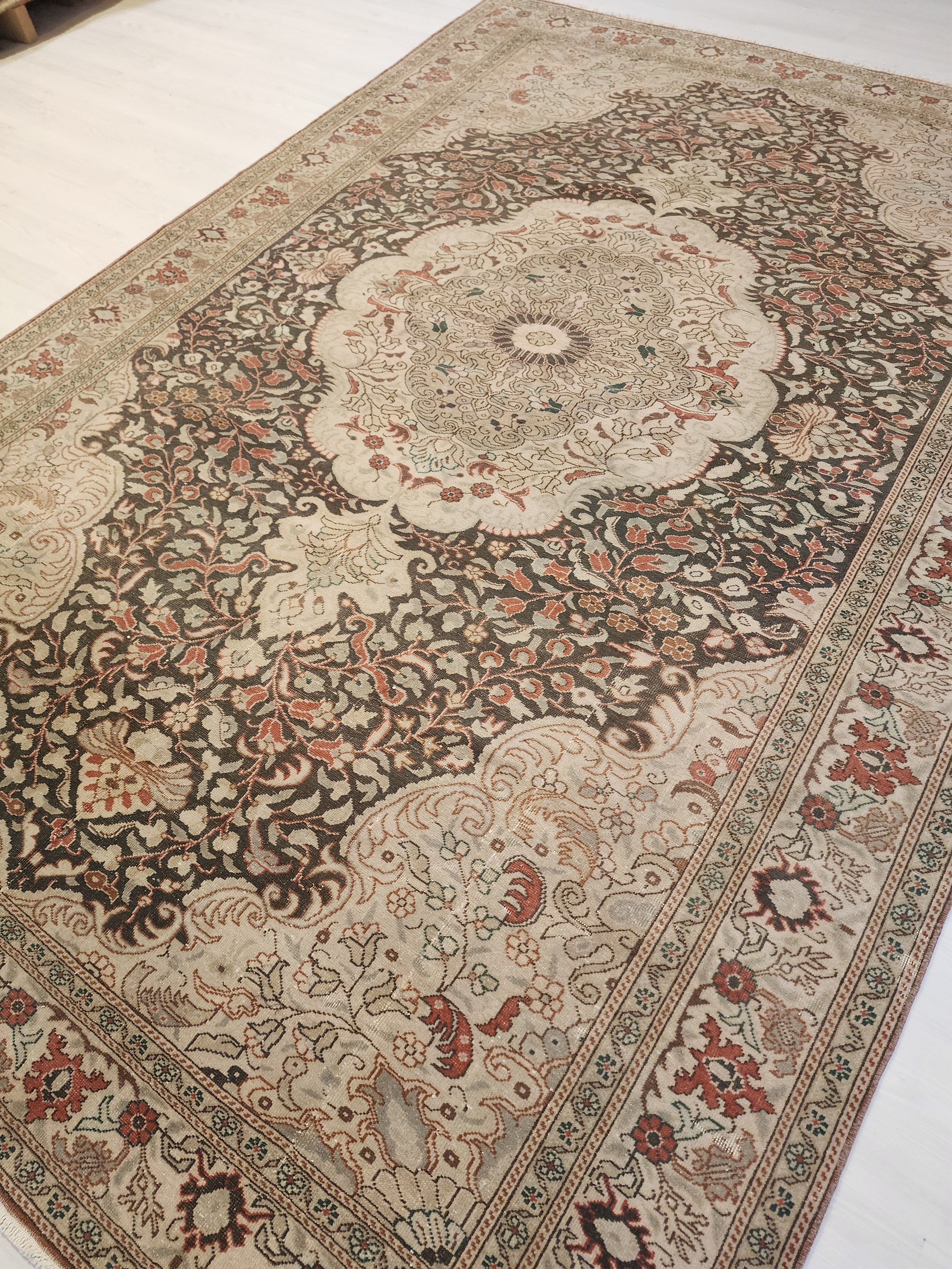 Helia — Vintage Kayseri Rug, Hand-Knotted Turkish Wool Floral Medallion Carpet (6'5"x9'6")