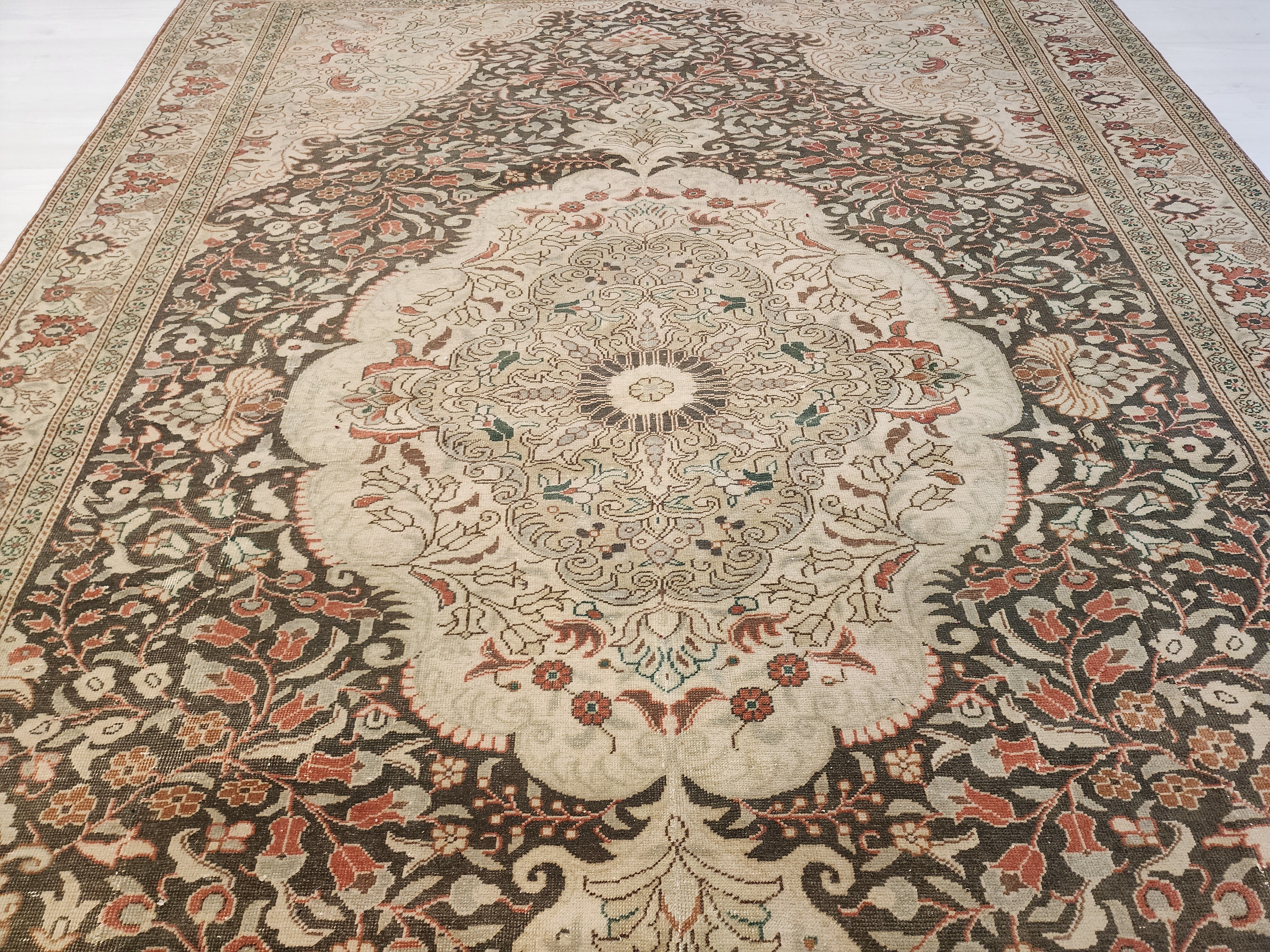 Helia — Vintage Kayseri Rug, Hand-Knotted Turkish Wool Floral Medallion Carpet (6'5"x9'6")