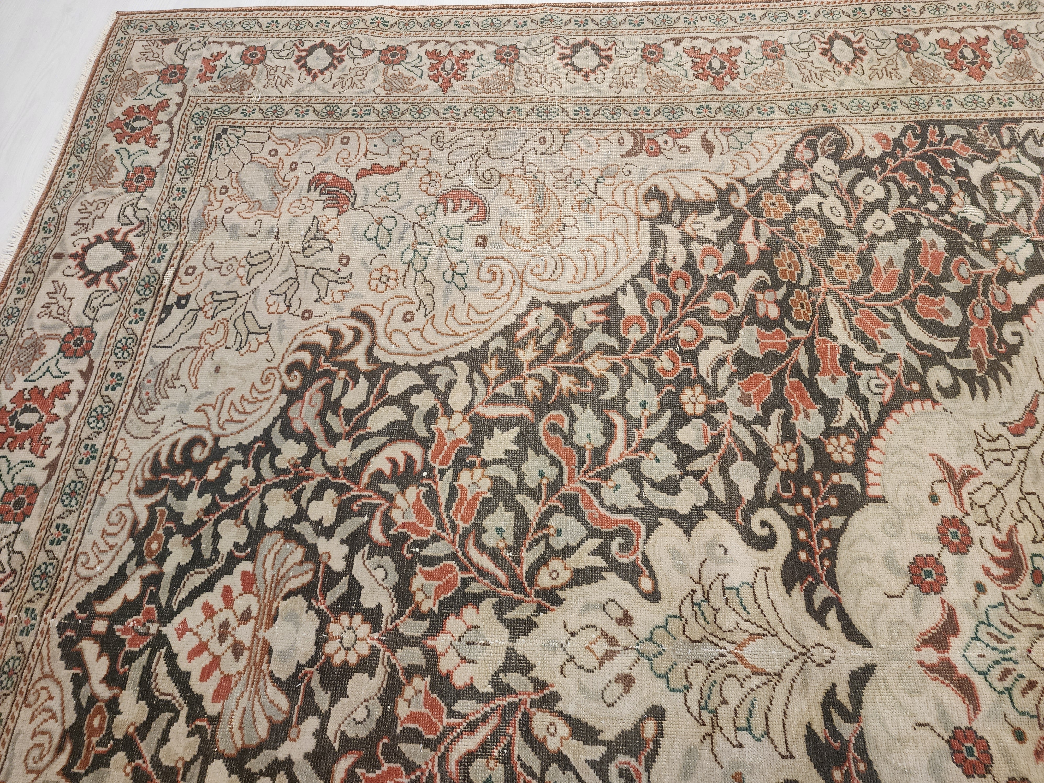 Helia — Vintage Kayseri Rug, Hand-Knotted Turkish Wool Floral Medallion Carpet (6'5"x9'6")