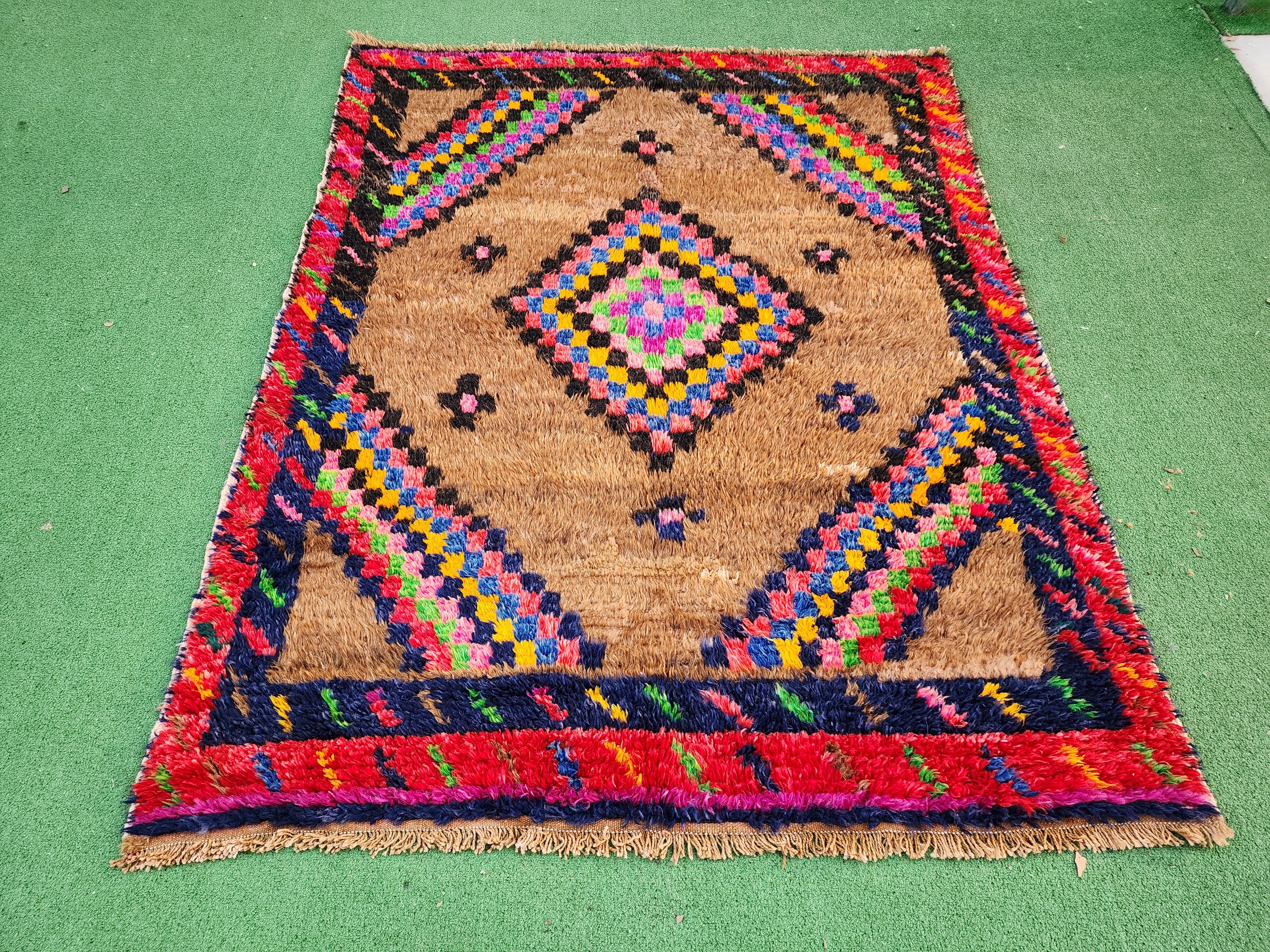 Alfombra turca Konya Tulu marrón, 5'9''x4'4''