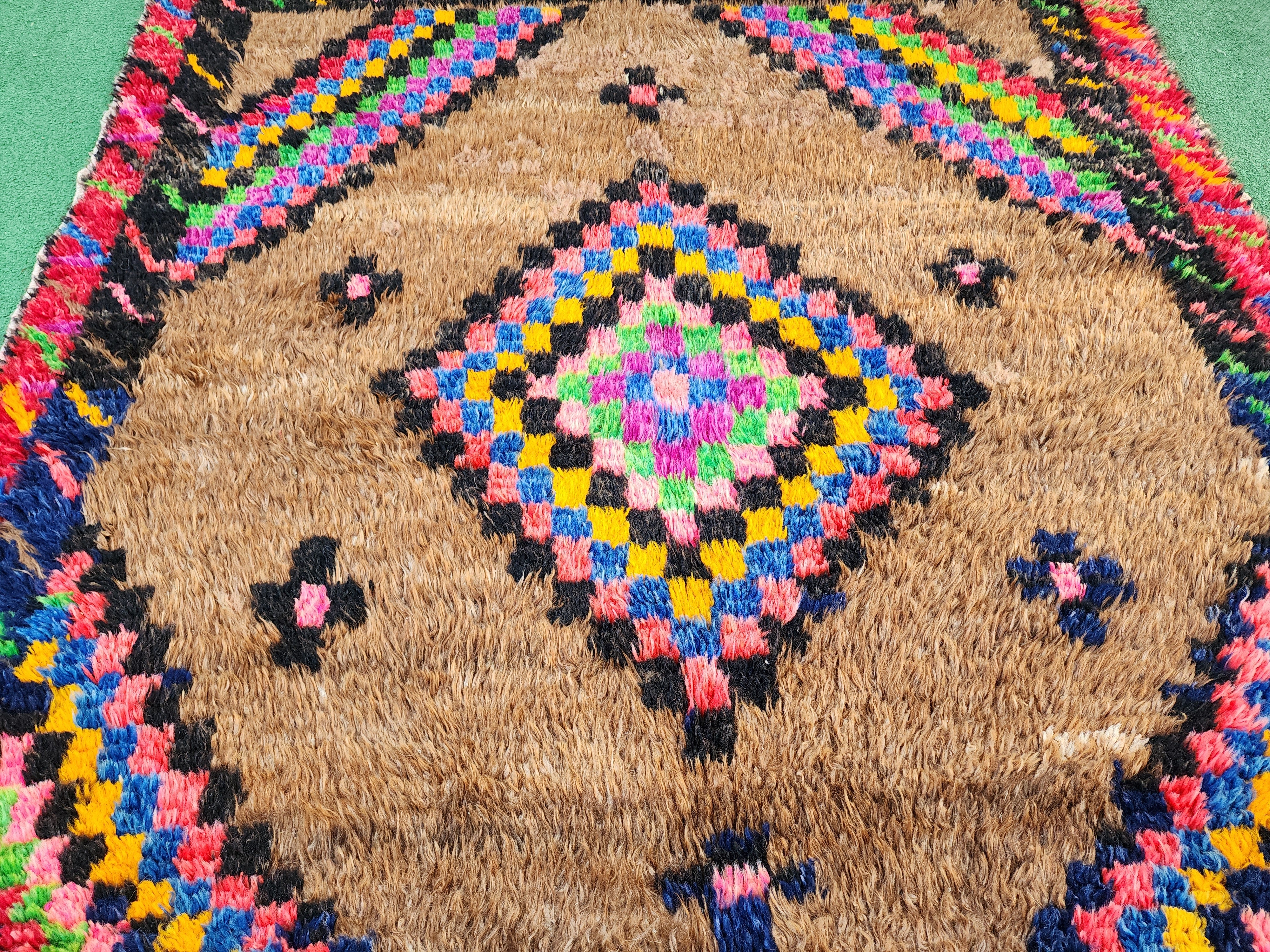 Alfombra turca Konya Tulu marrón, 5'9''x4'4''