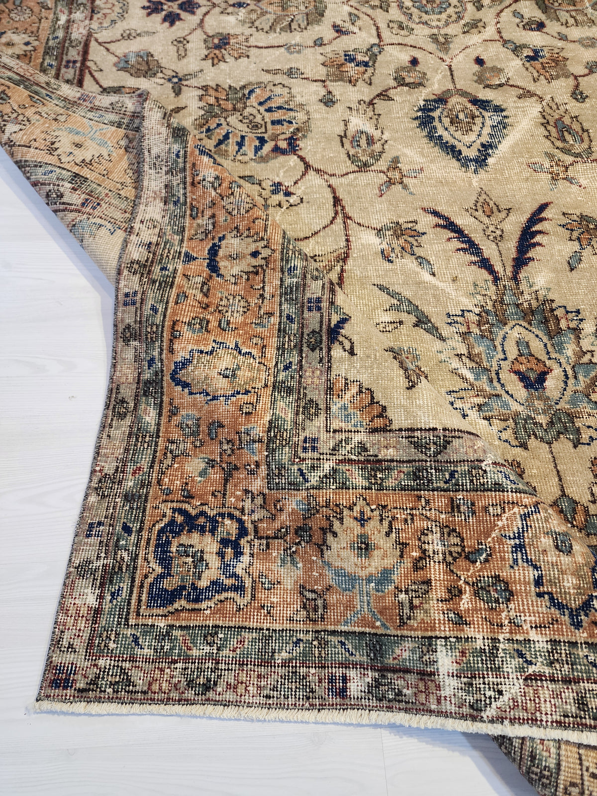 Vintage Anatolian Wool Rug – Distressed Floral Medallion, Hand-Knotted Turkish Carpet (6'11"x10'10")