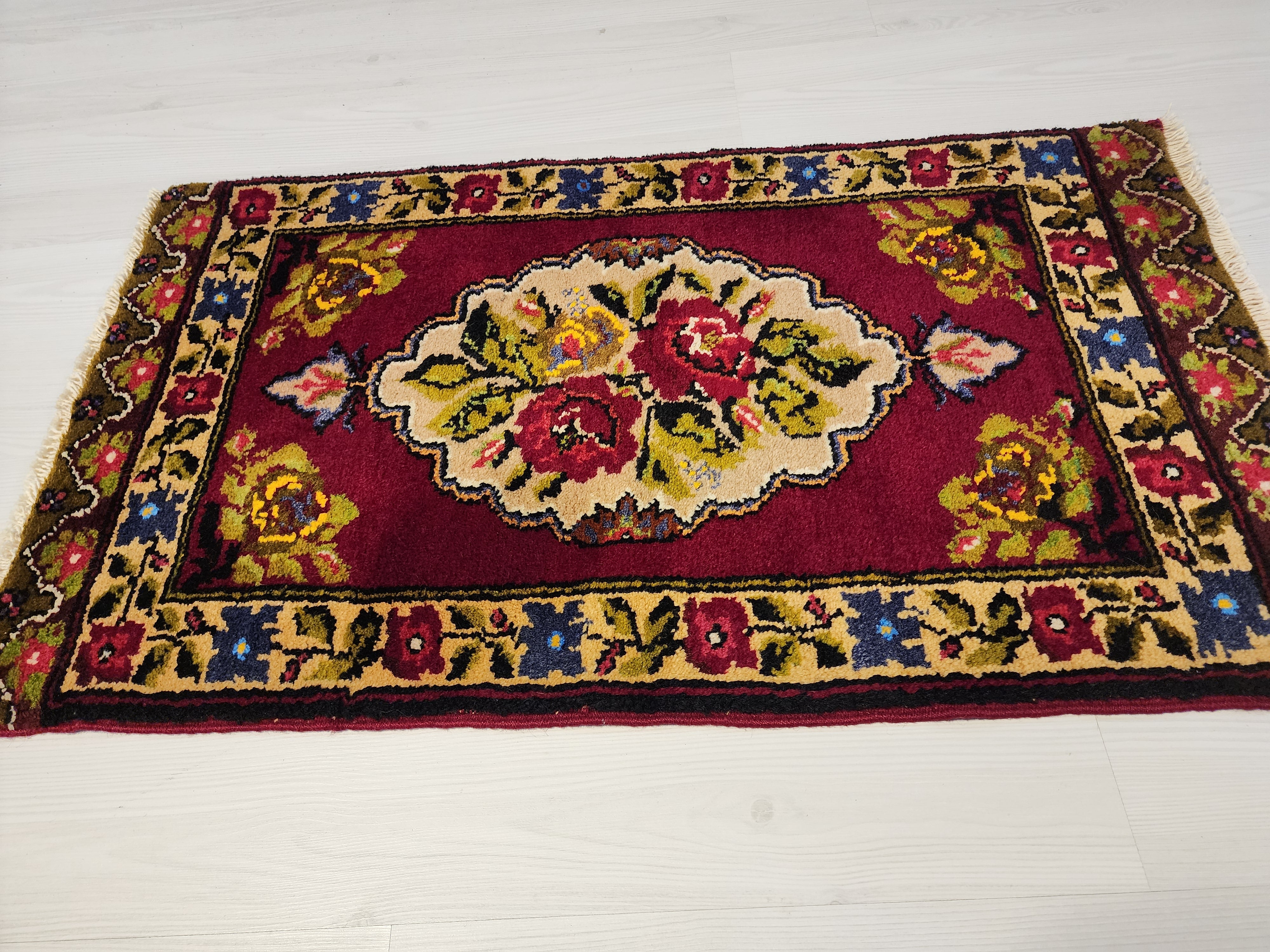 antique Oushak Wool Small Rug — pattern close-up