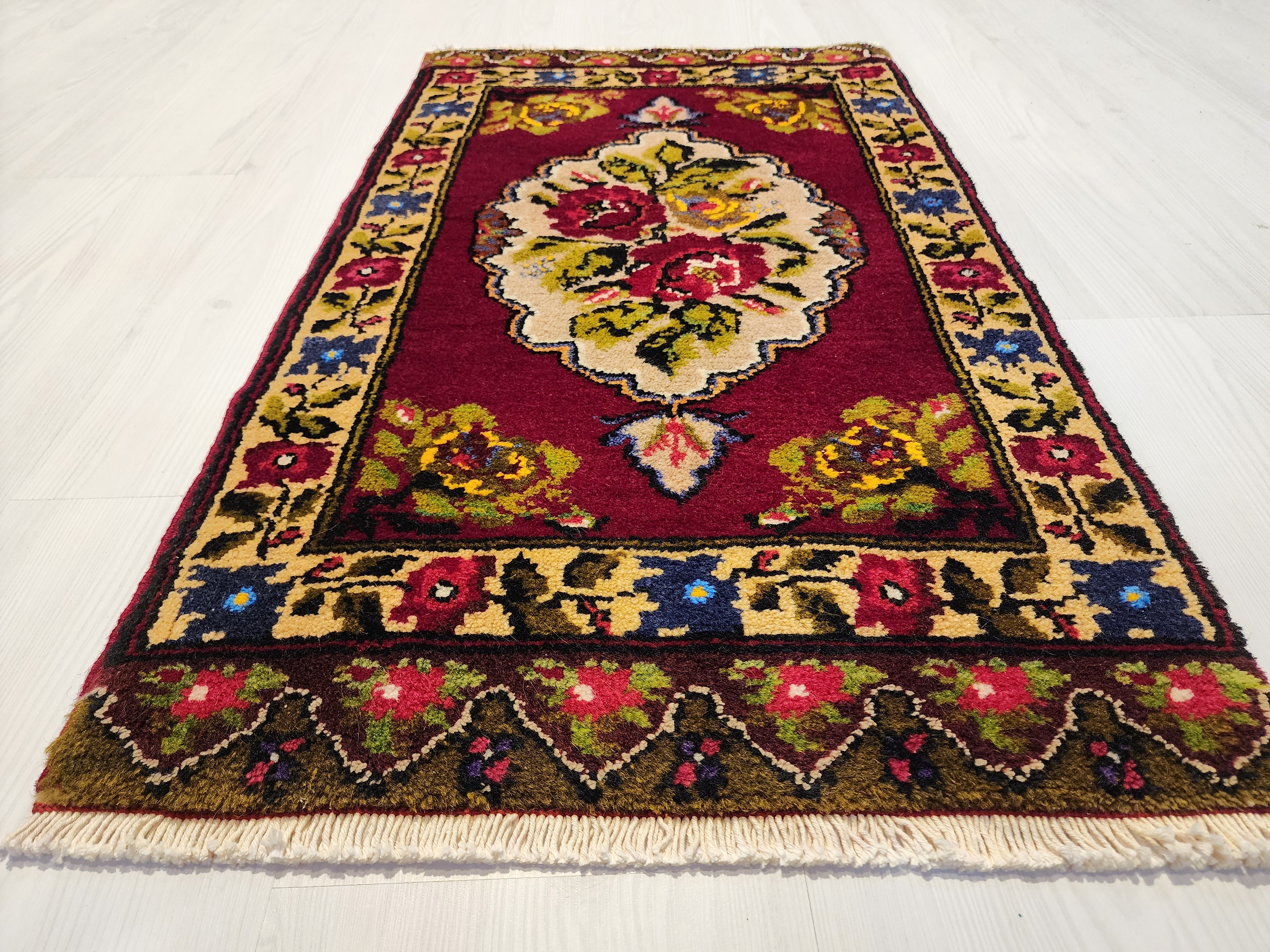 vintage Oushak Wool Small Rug — border pattern