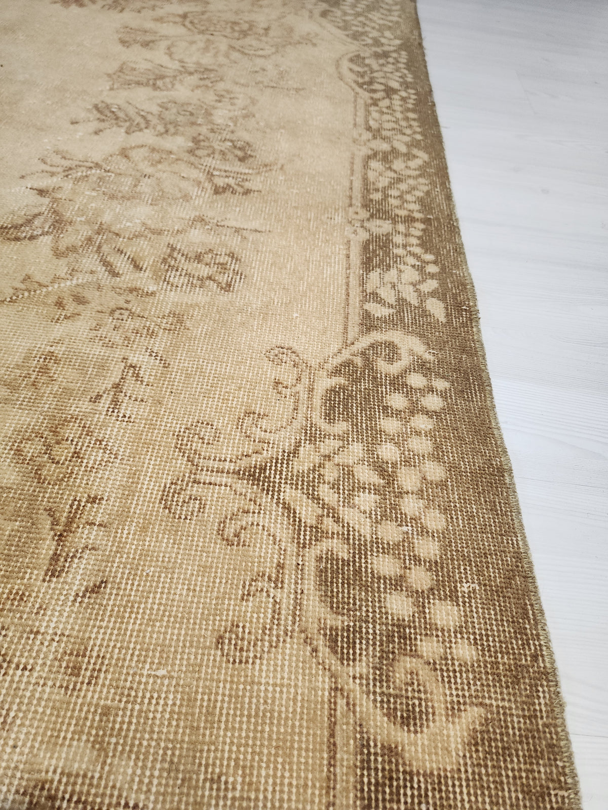 Vintage Turkish Wool Rug – Muted Beige Brown Medallion Anatolian Carpet (6x9 ft)