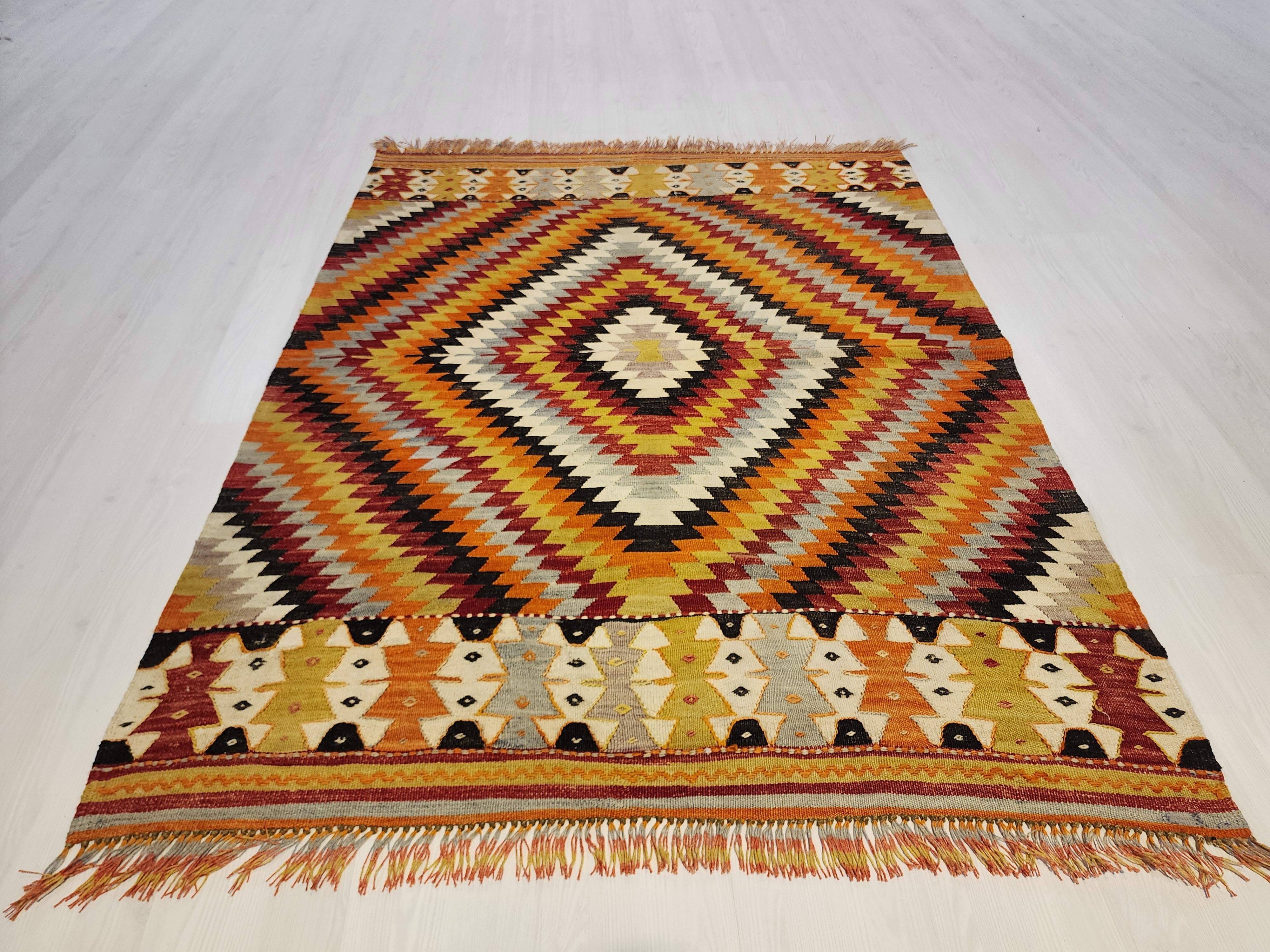 Turkish Kilim Rug, Handmade Organic Wool Rug, Anatolian Tribal Nomadic Moroccan Bohemian Living Room Rustic Decor Persian Area Rug 5'4"x4'3"