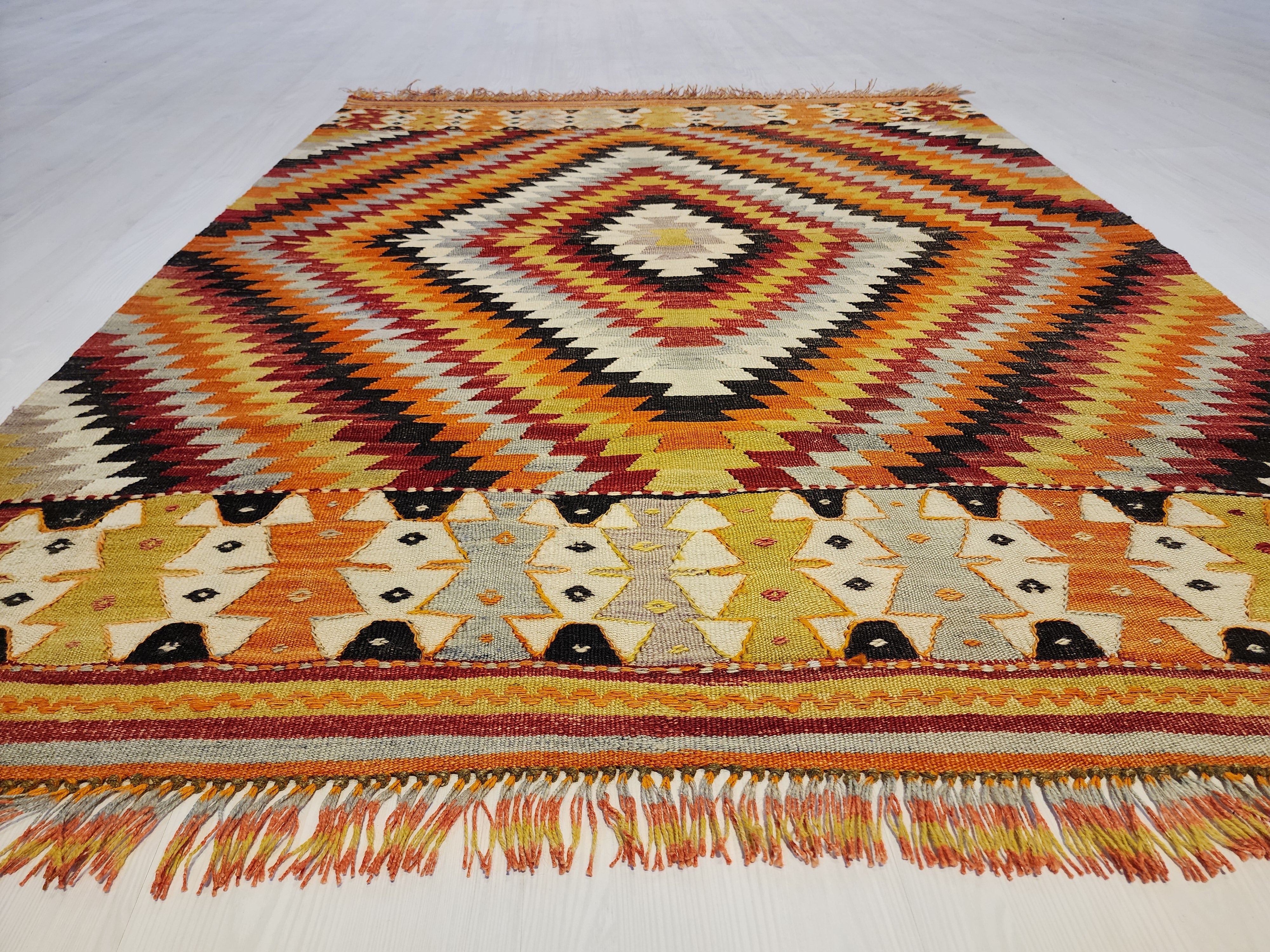 Turkish Kilim Rug, Handmade Organic Wool Rug, Anatolian Tribal Nomadic Moroccan Bohemian Living Room Rustic Decor Persian Area Rug 5'4"x4'3"