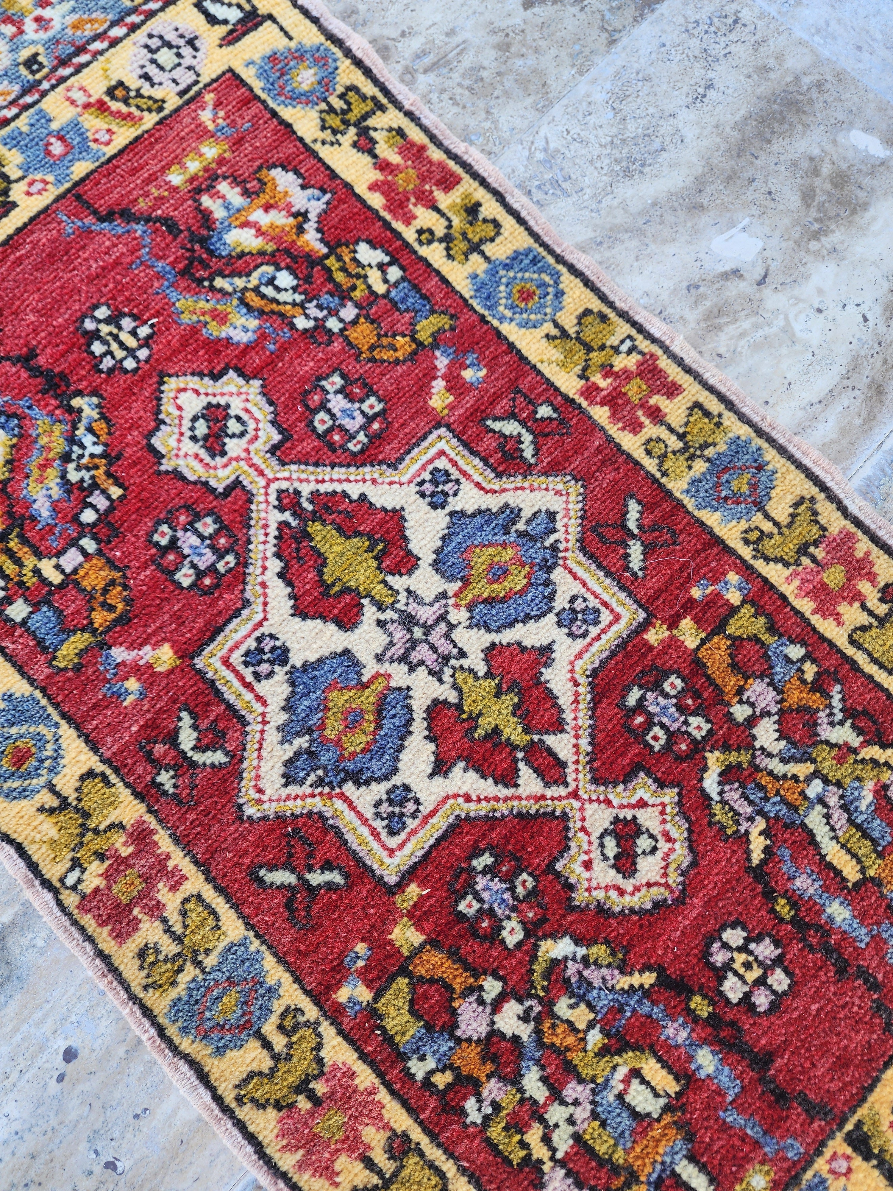vintage Oushak Wool Small Rug — corner detail
