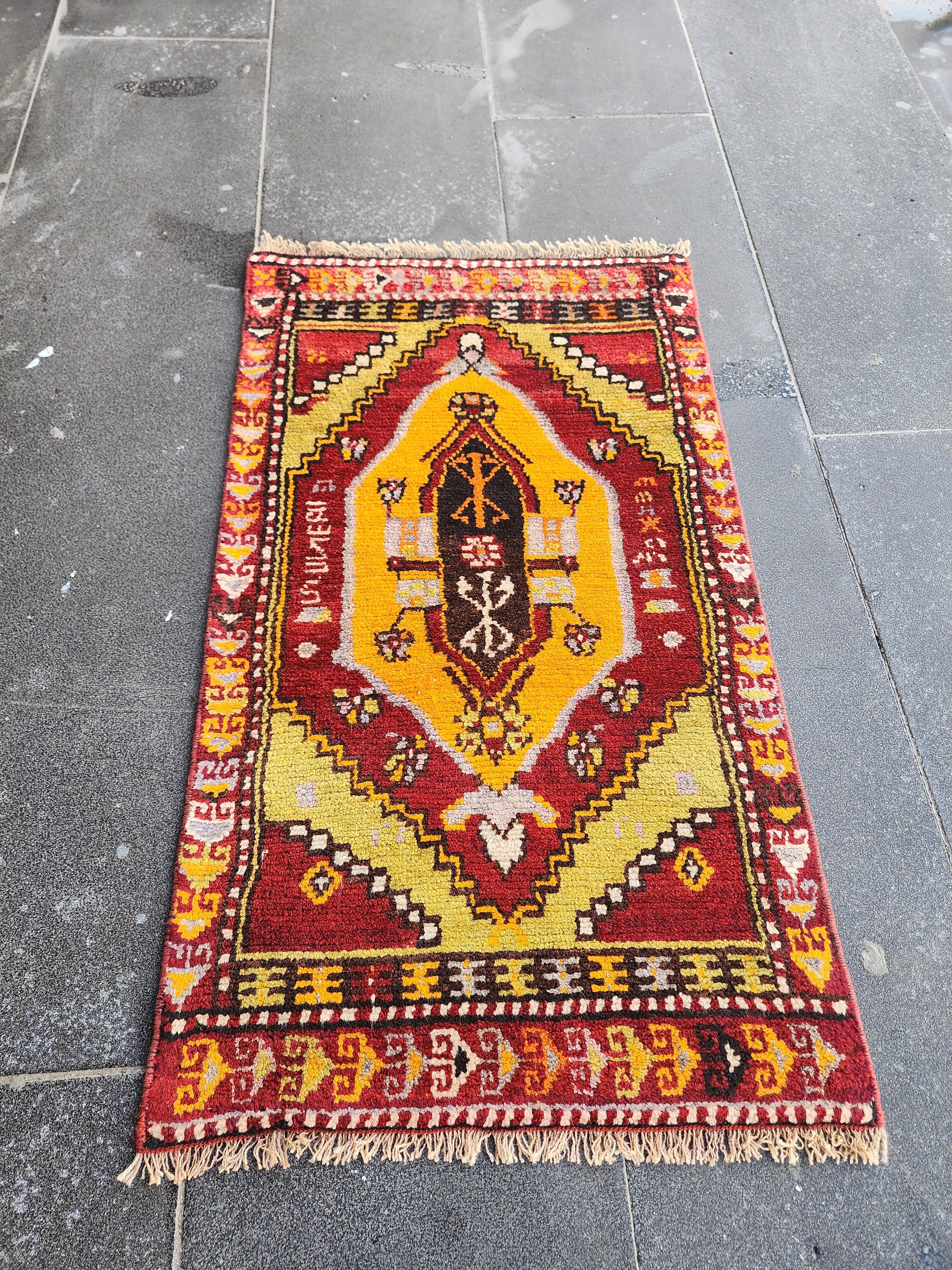 vintage Anatolian Wool Small Rug — pattern close-up