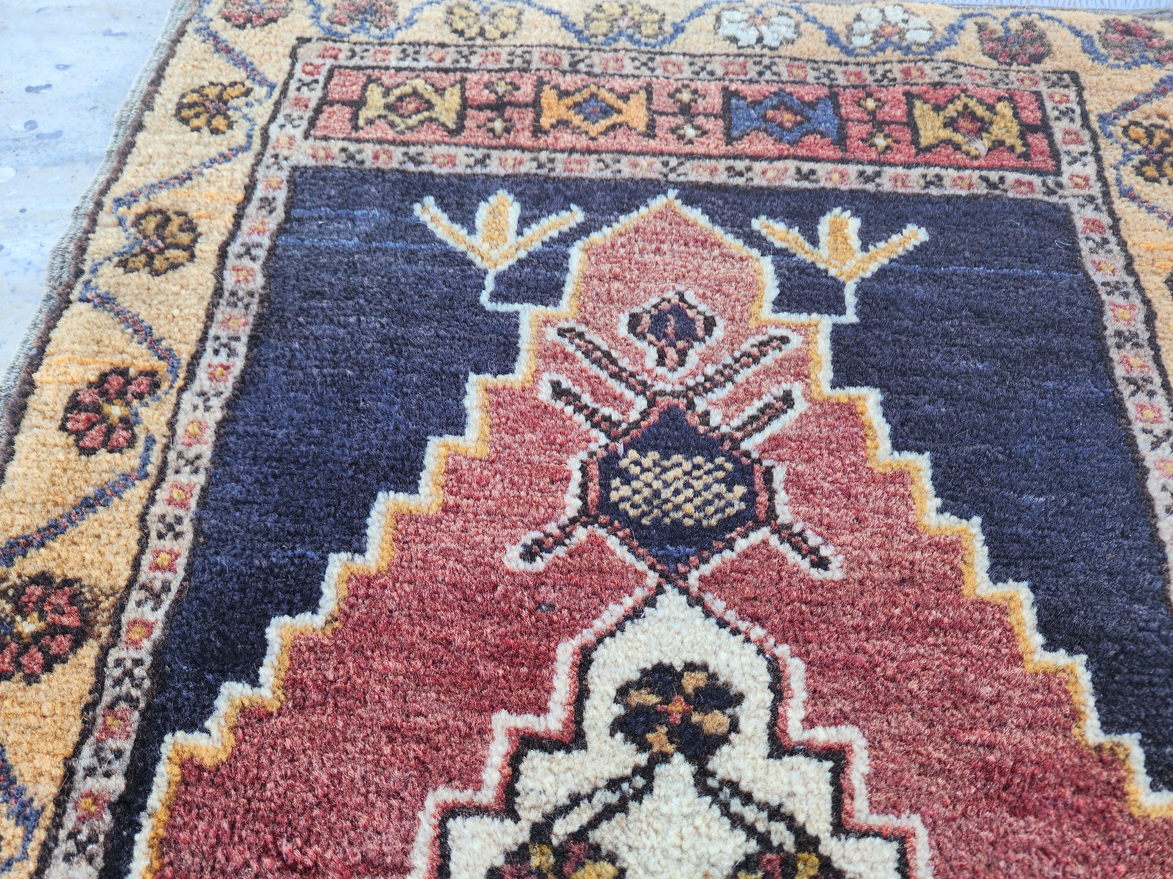 antique Oushak Wool Small Rug — edge weave