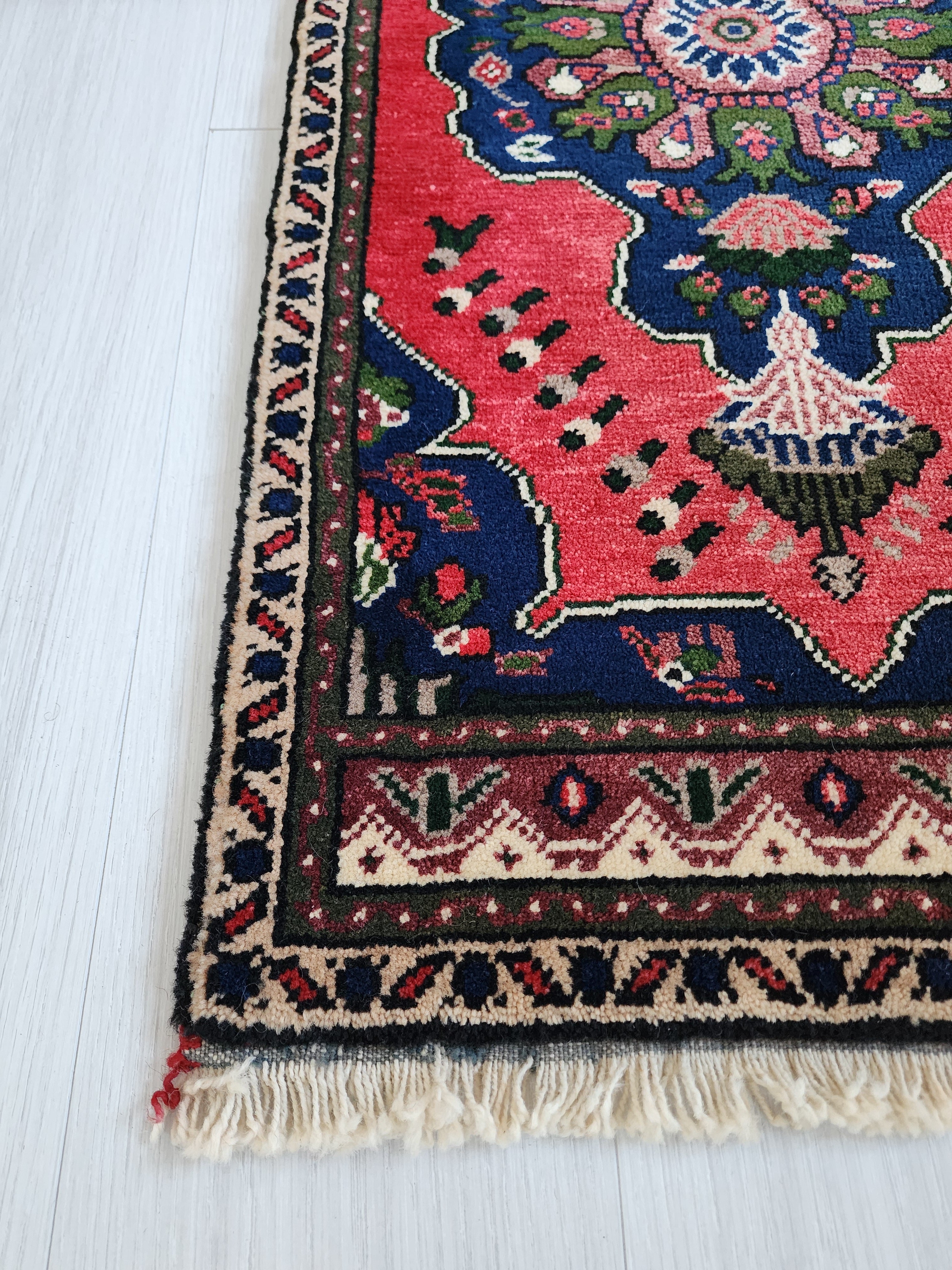 vintage Konya Wool Small Rug — corner detail